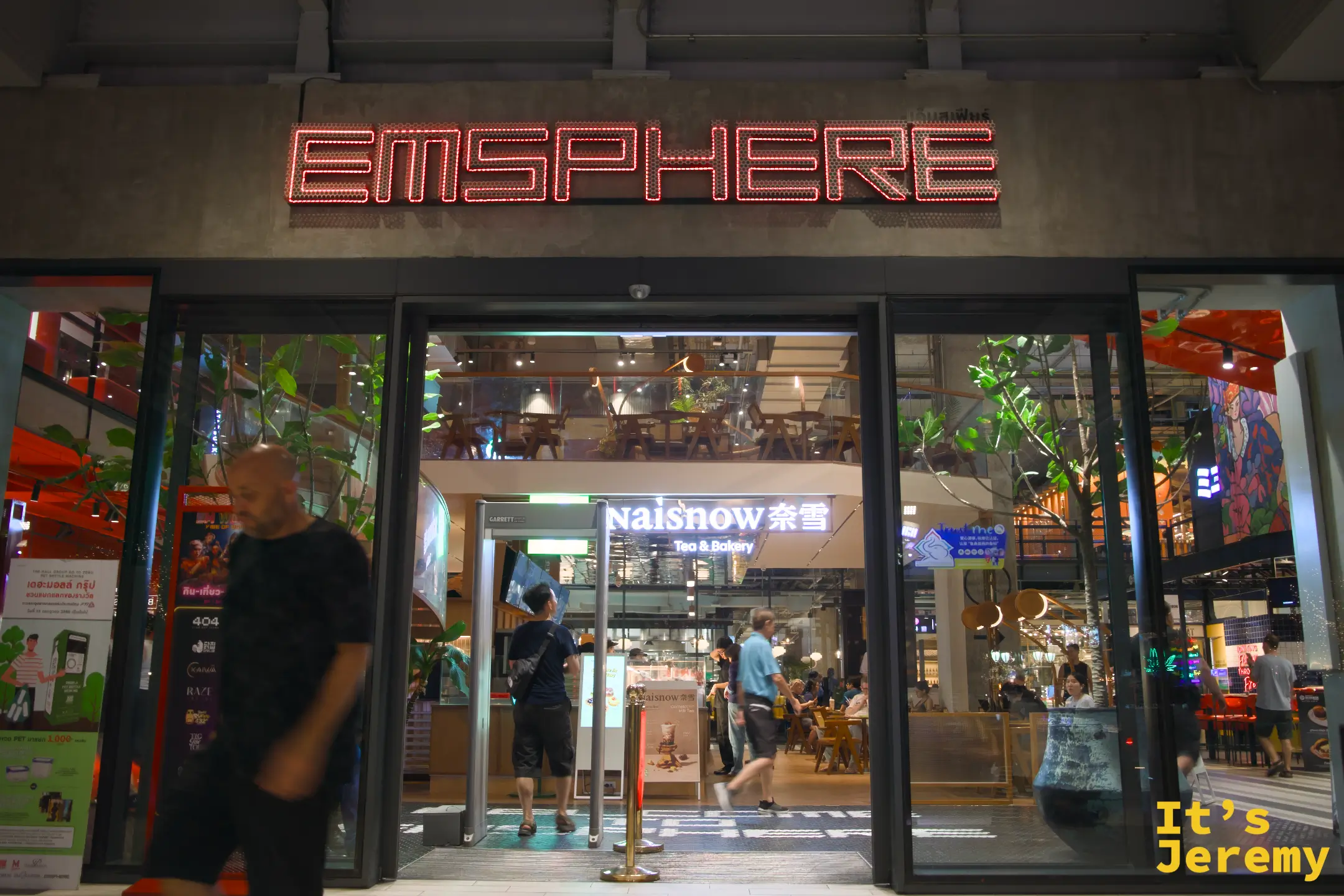 Emsphere 夜晚入口,霓虹 EMSPHERE 大字打亮,門口旁 Naisnow 奈雪奶茶品牌可見