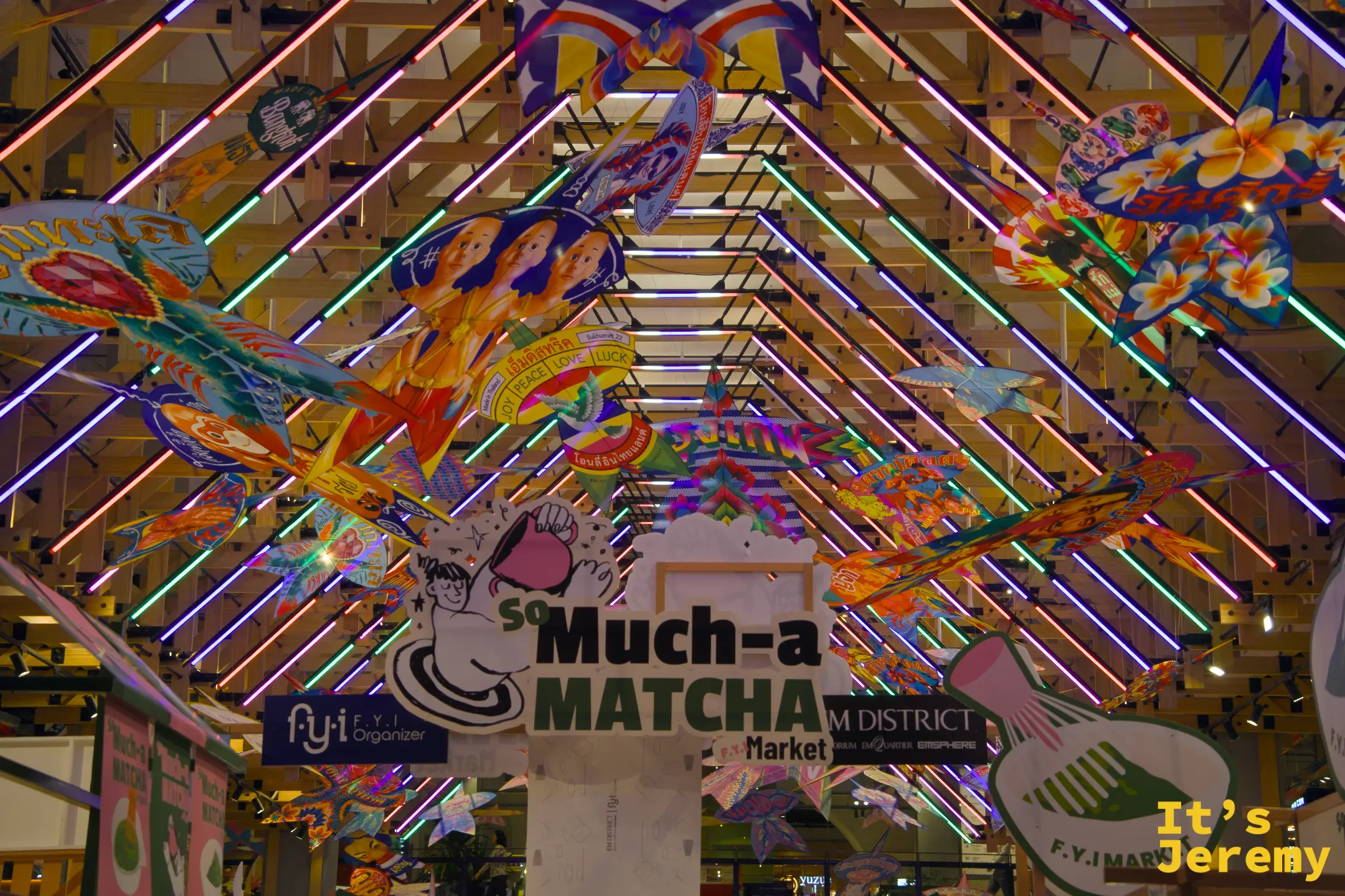 Much-a Matcha FYI District 入口,天花板是大型彩色海洋生物圖樣,燈光鮮豔