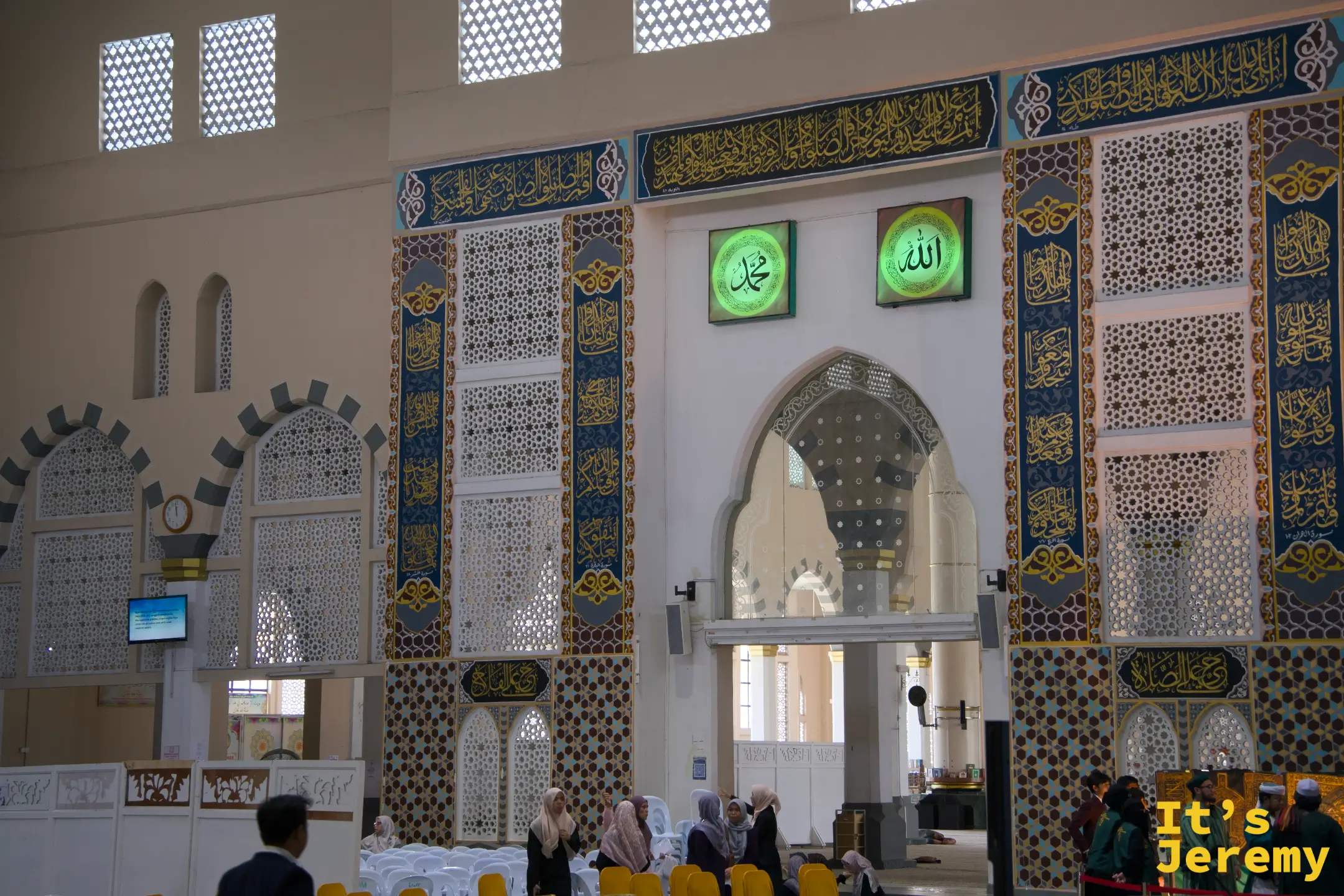 禮拜廳內部的裝飾拱門近景，書法磁磚與Allah、Muhammad金色徽章清晰可見