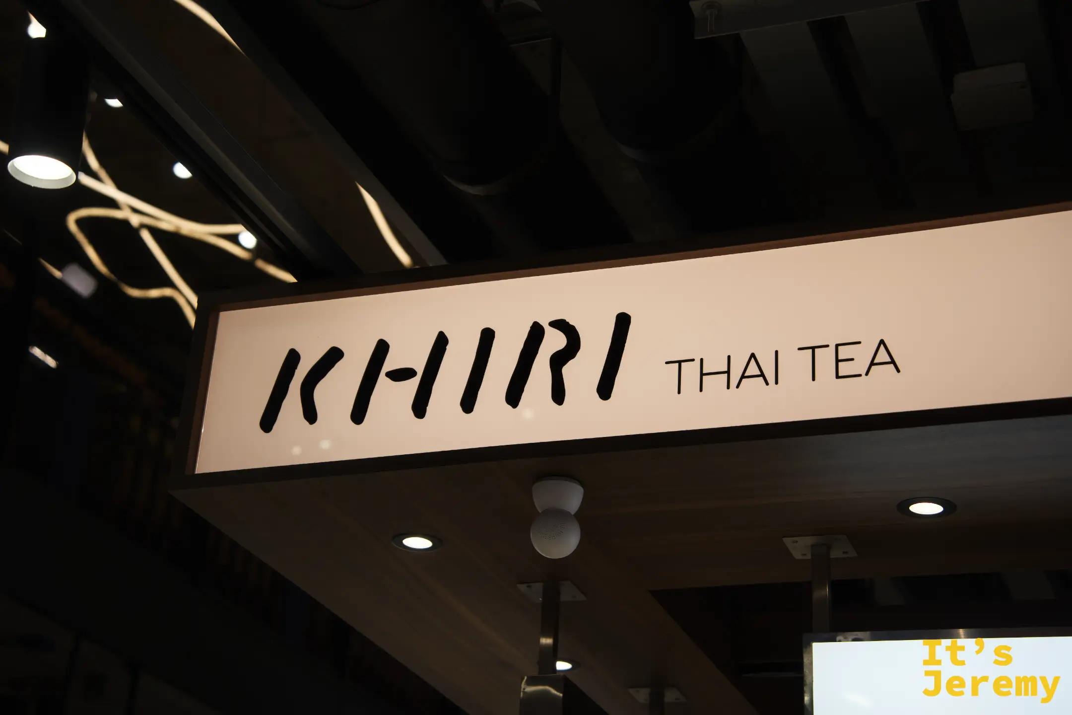 KHIRI Thai Tea 招牌，白底黑字木框，設計感十足