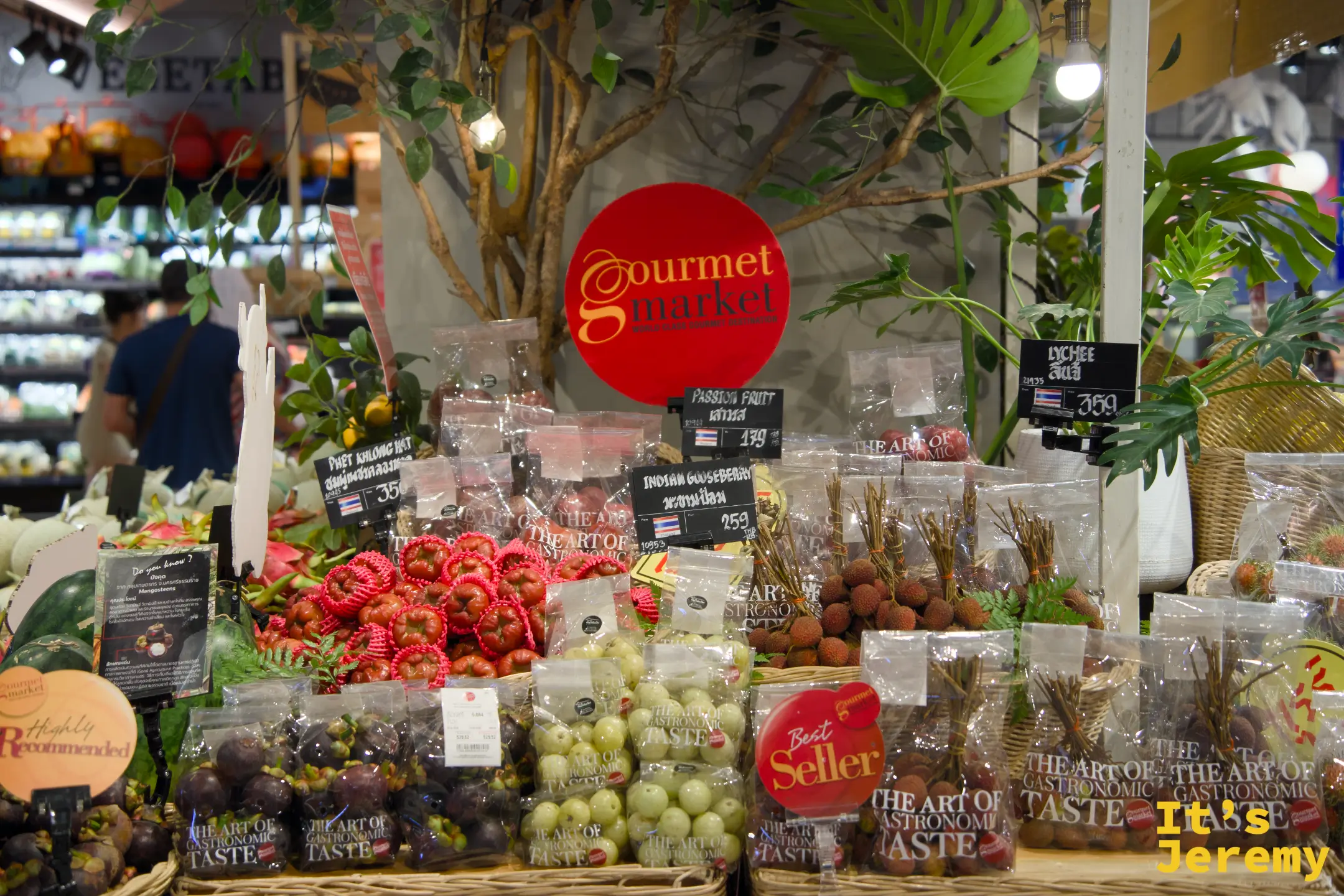 Gourmet Market 水果區,各式水果裝在竹籃,山竹、荔枝等熱帶水果齊聚,標示繁體字說明卡