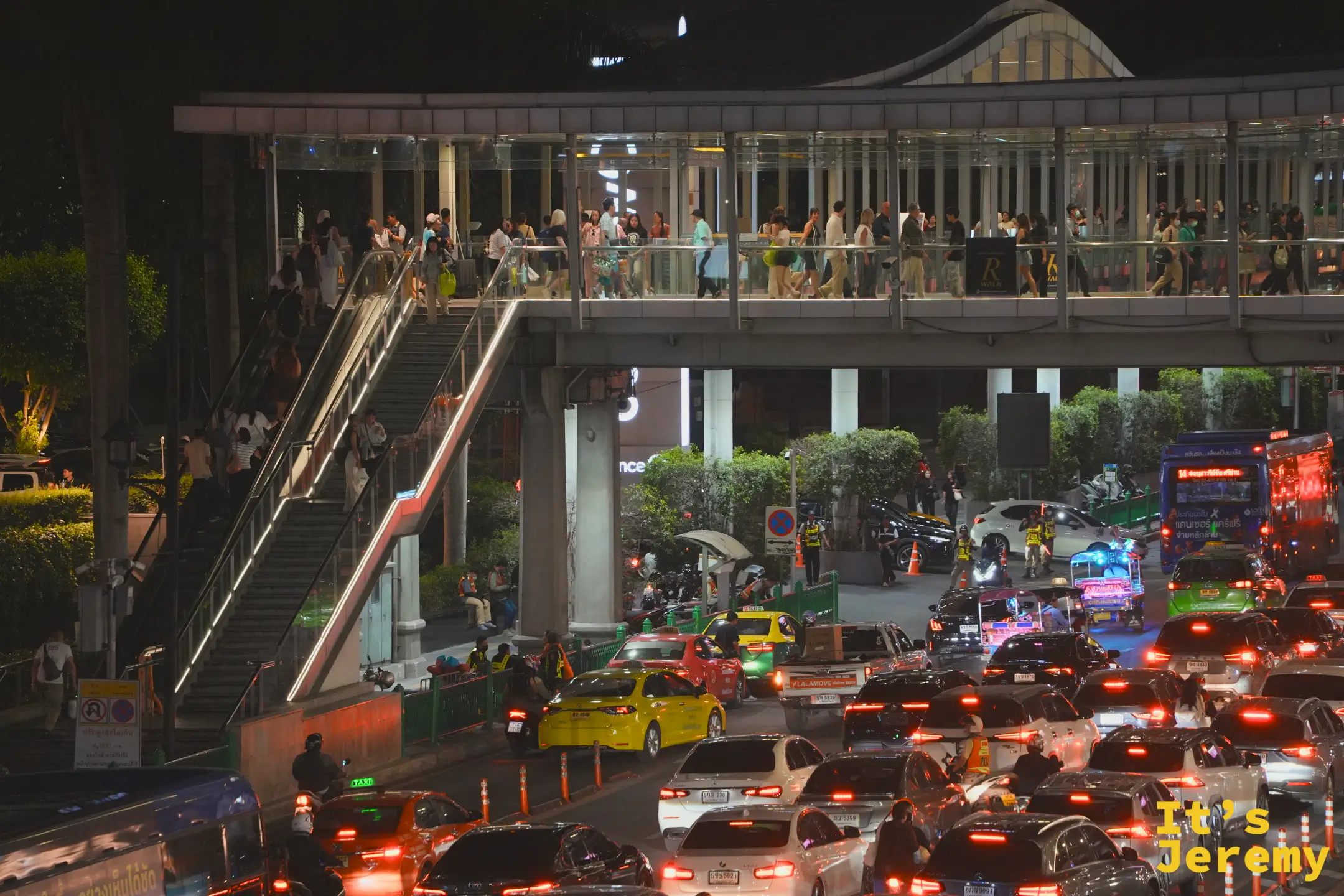 水門 Ratchaprarop 路上的傍晚街景