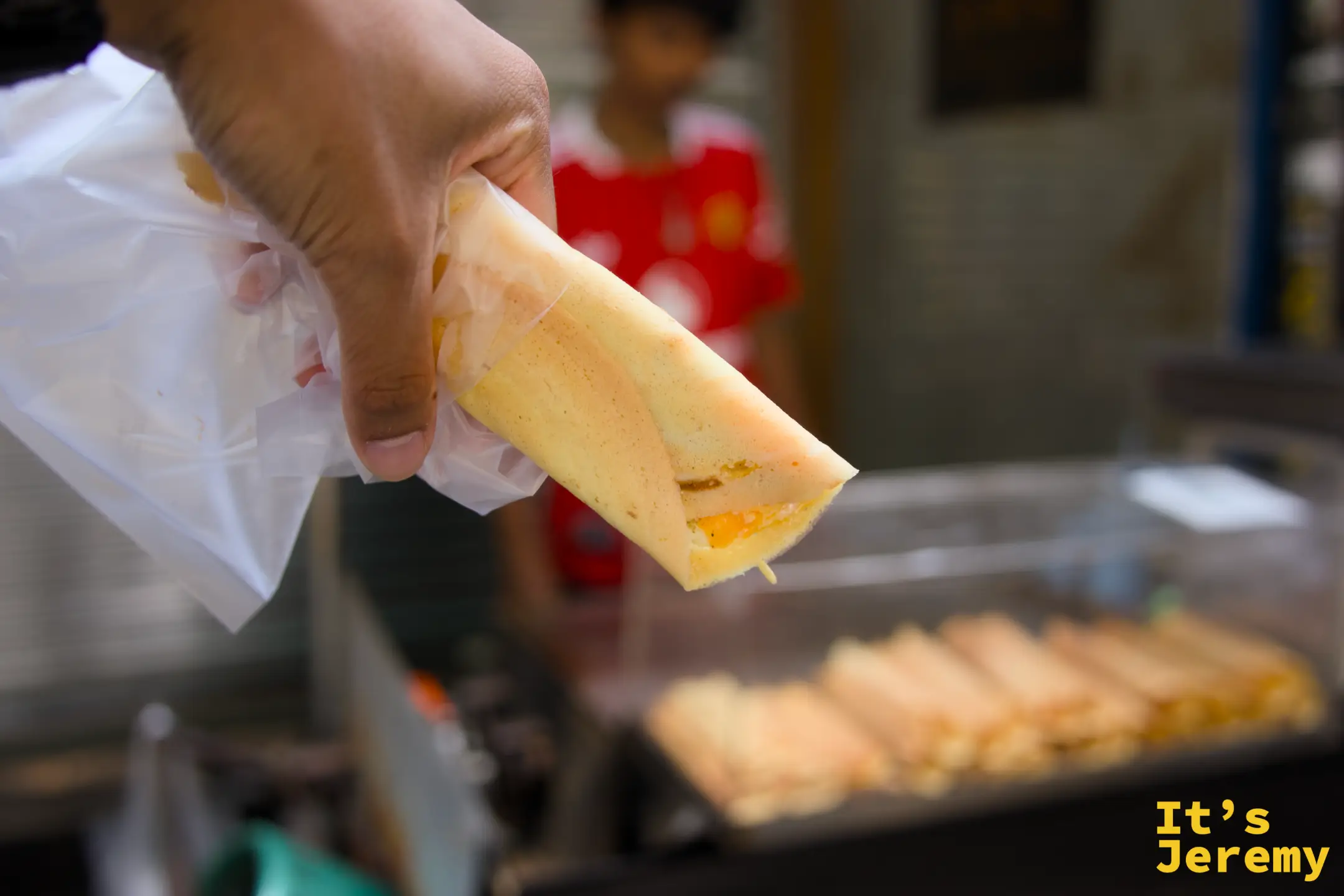 路邊點心到手,用薄麵皮包起來現烤的曼谷街頭小食,不知道叫什麼,但買了就對了