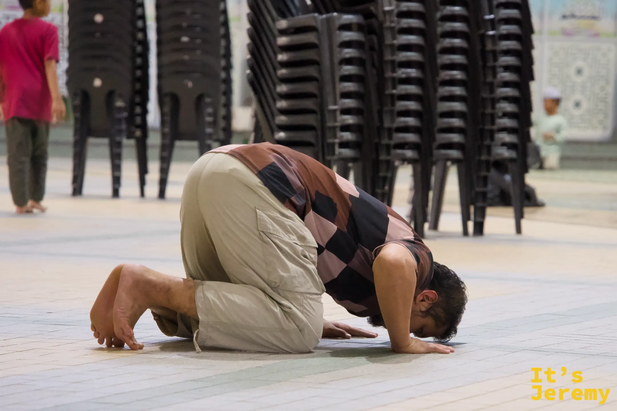 一名信徒在廊道上完成叩首禱告（sujud）