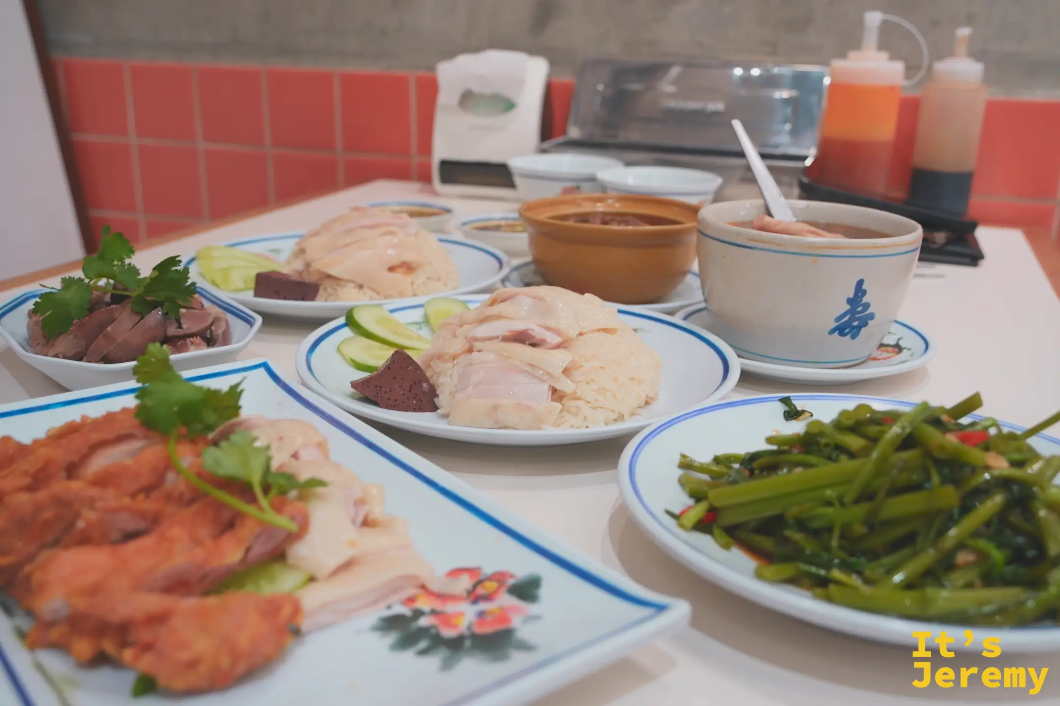 紅大哥兩人份滿桌合照：海南雞飯、雞肉拼盤、雞雜、香菇燉雞、雞爪湯、空心菜一次上齊