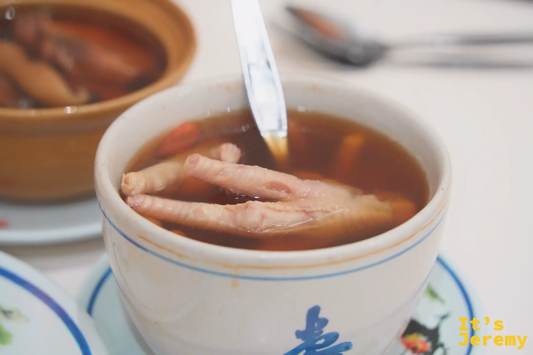 紅大哥藥膳雞爪湯特寫：深褐色藥膳湯裡的整隻雞爪與枸杞