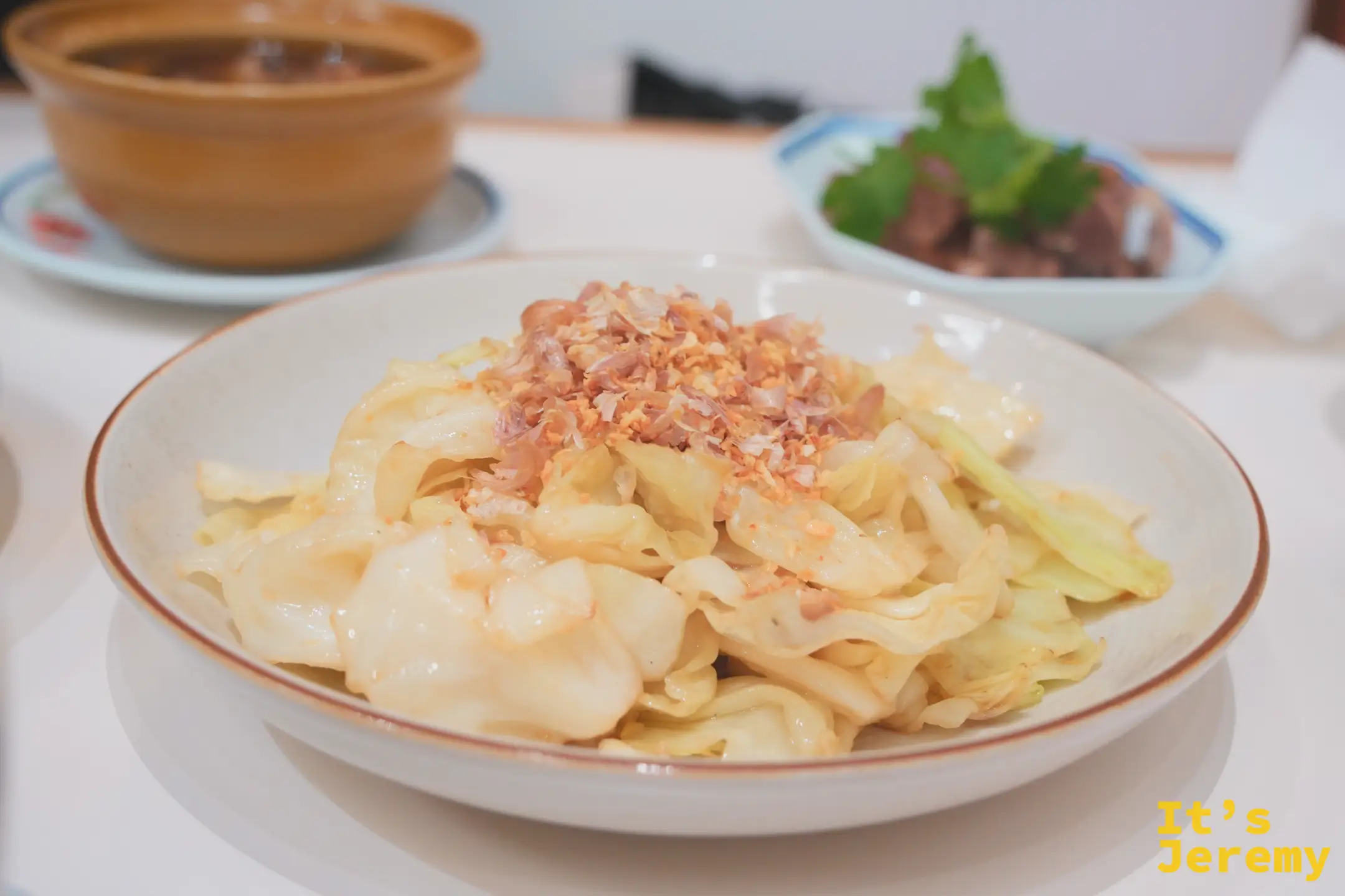 紅大哥魚露炒高麗菜特寫：脆口高麗菜片淋魚露、撒紅蔥酥