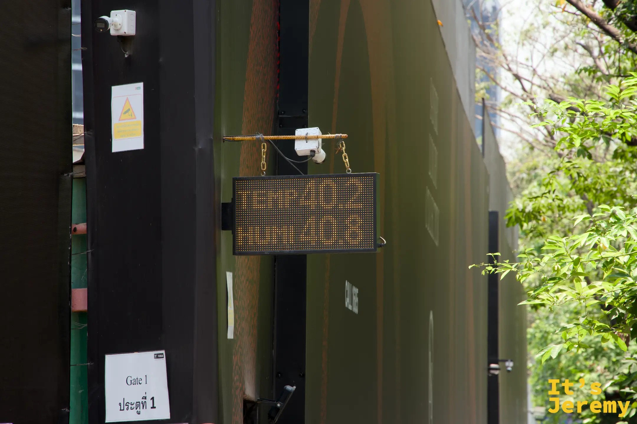 戶外 LED 顯示板清楚顯示今日氣溫:40°C。這個數字在曼谷街頭出現的時候,腳步會不由自主地放慢一下