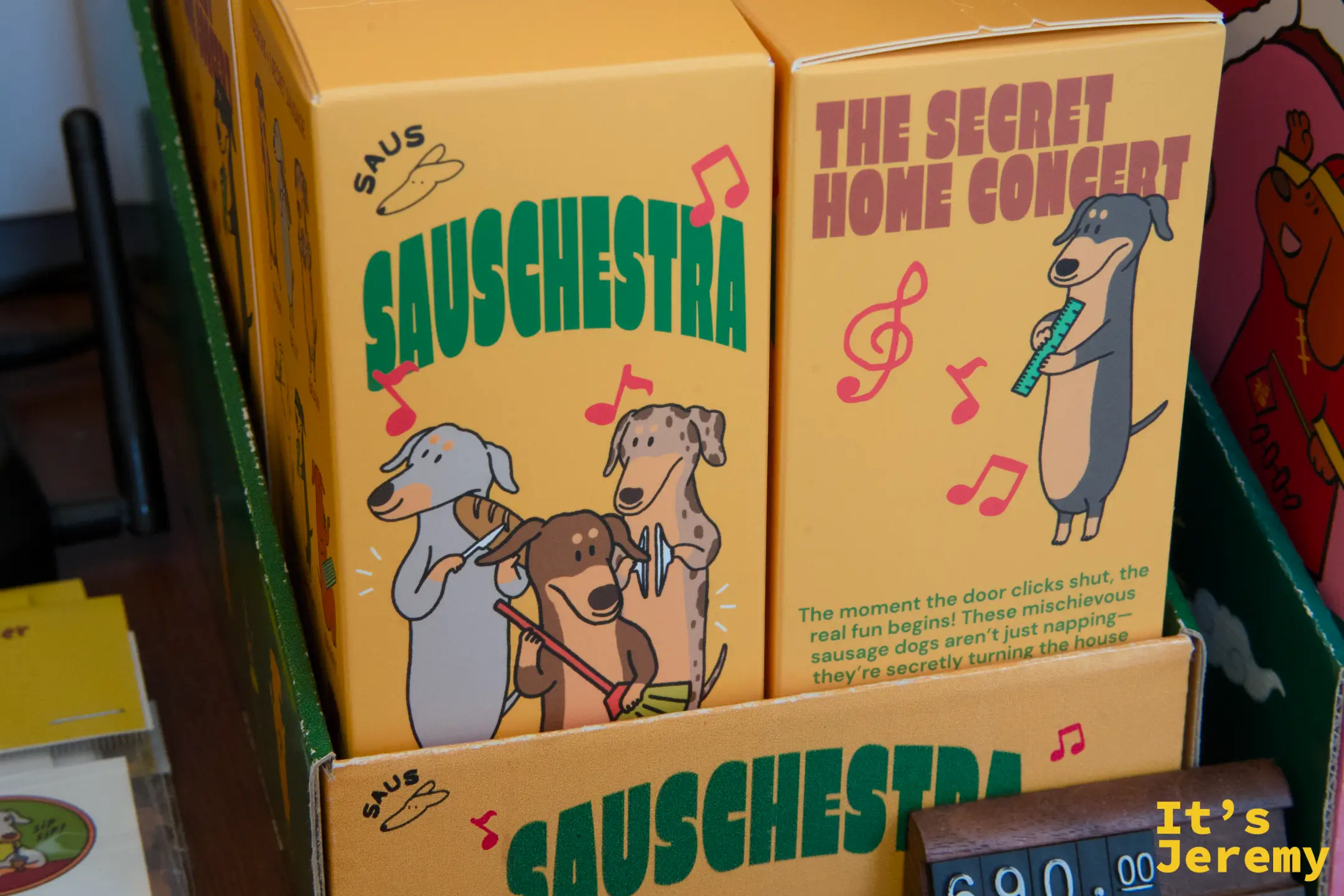 SAUSCHESTRA 和 Bobby and Friends 舞獅系列盲盒，兩款同時陳列在收銀台旁