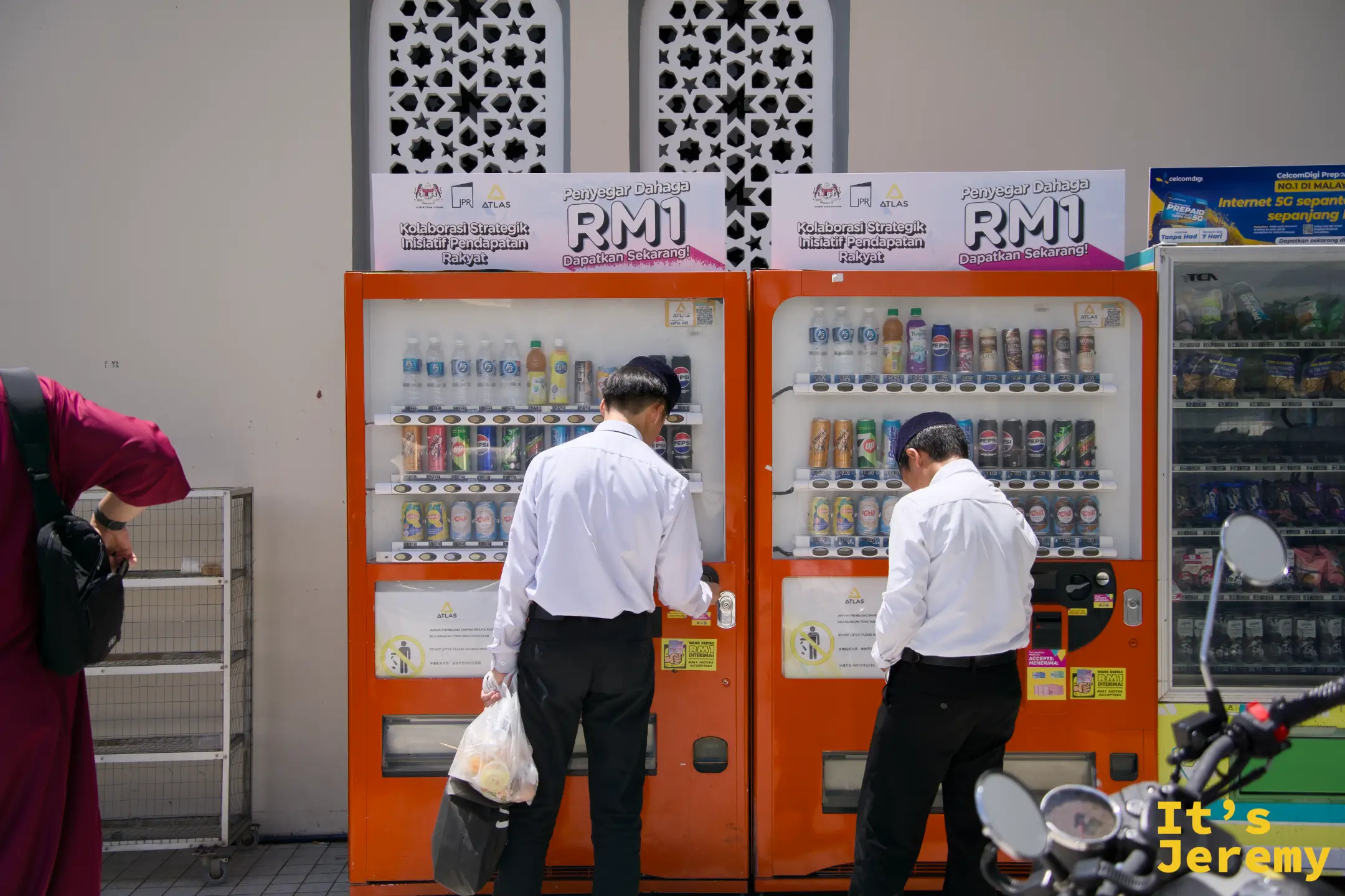 清真寺廣場外兩台橘色 RM1 飲料自動販賣機