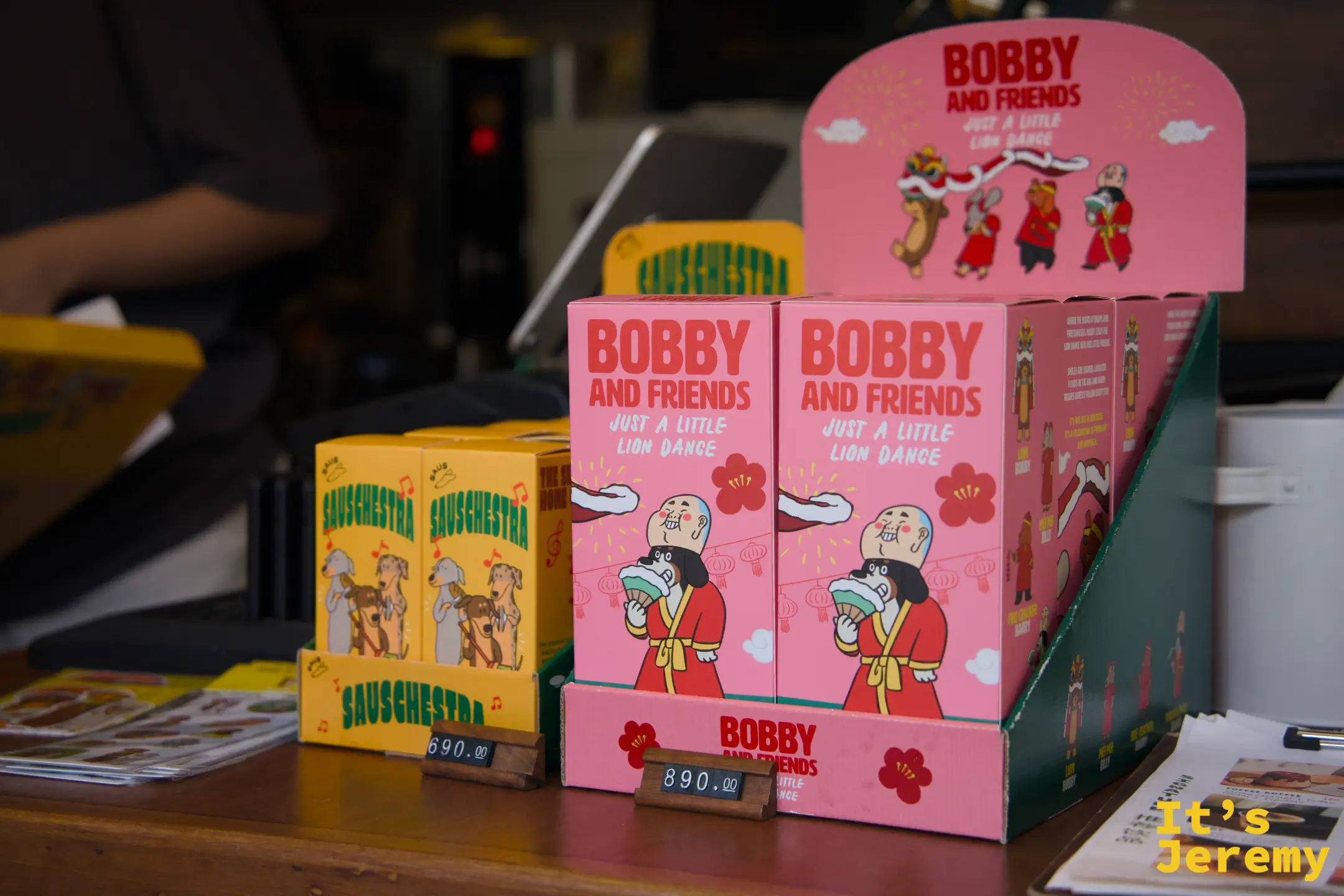 Bobby and Friends 舞獅限定版（890 THB）與 Sauschestra（690 THB）陳列在櫃台，是目前最熱門的兩款盲盒