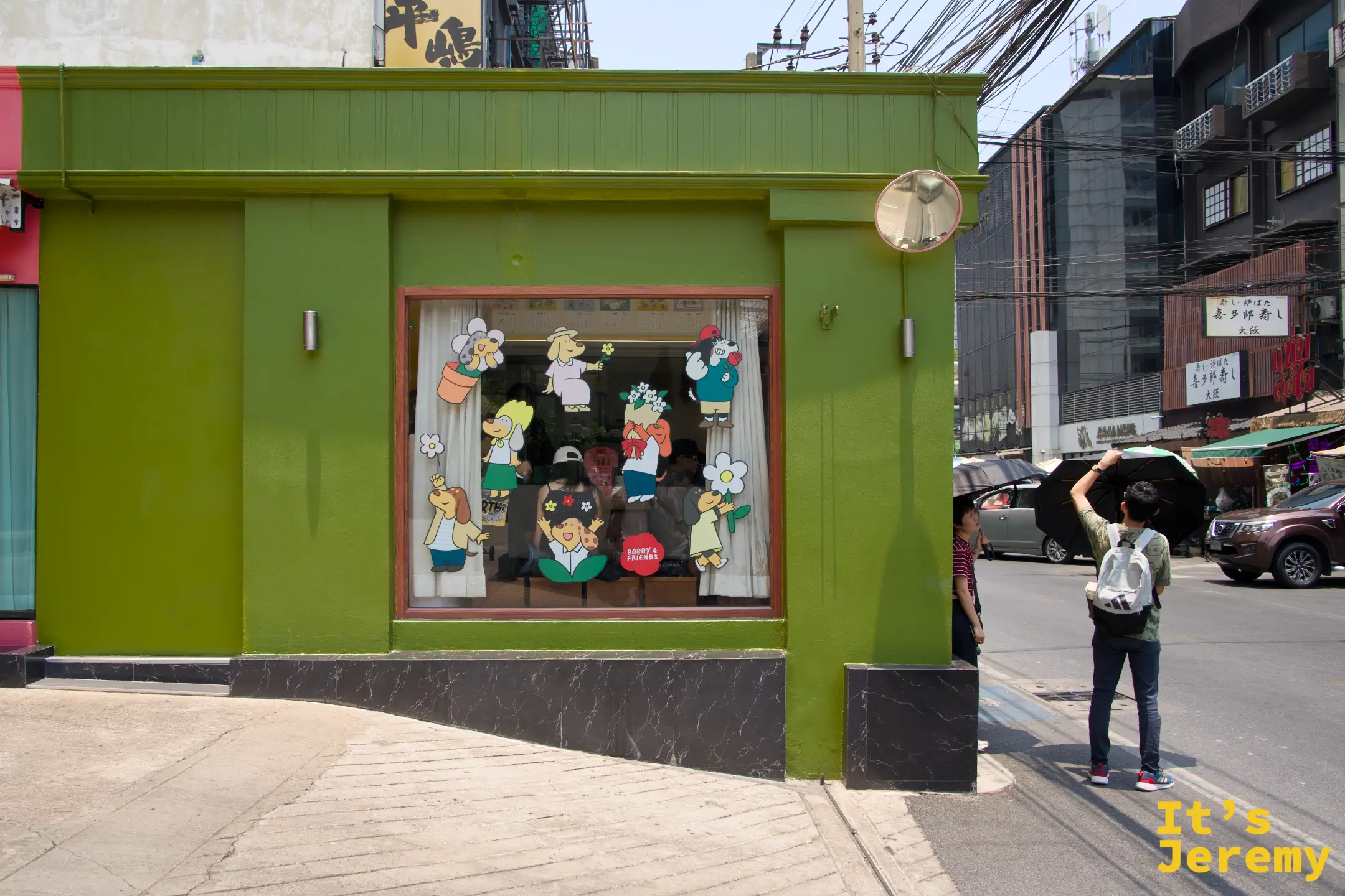 BENKOFF 春日主題外牆，Bobby & Friends 全員持花登場，構成整面街景裝置