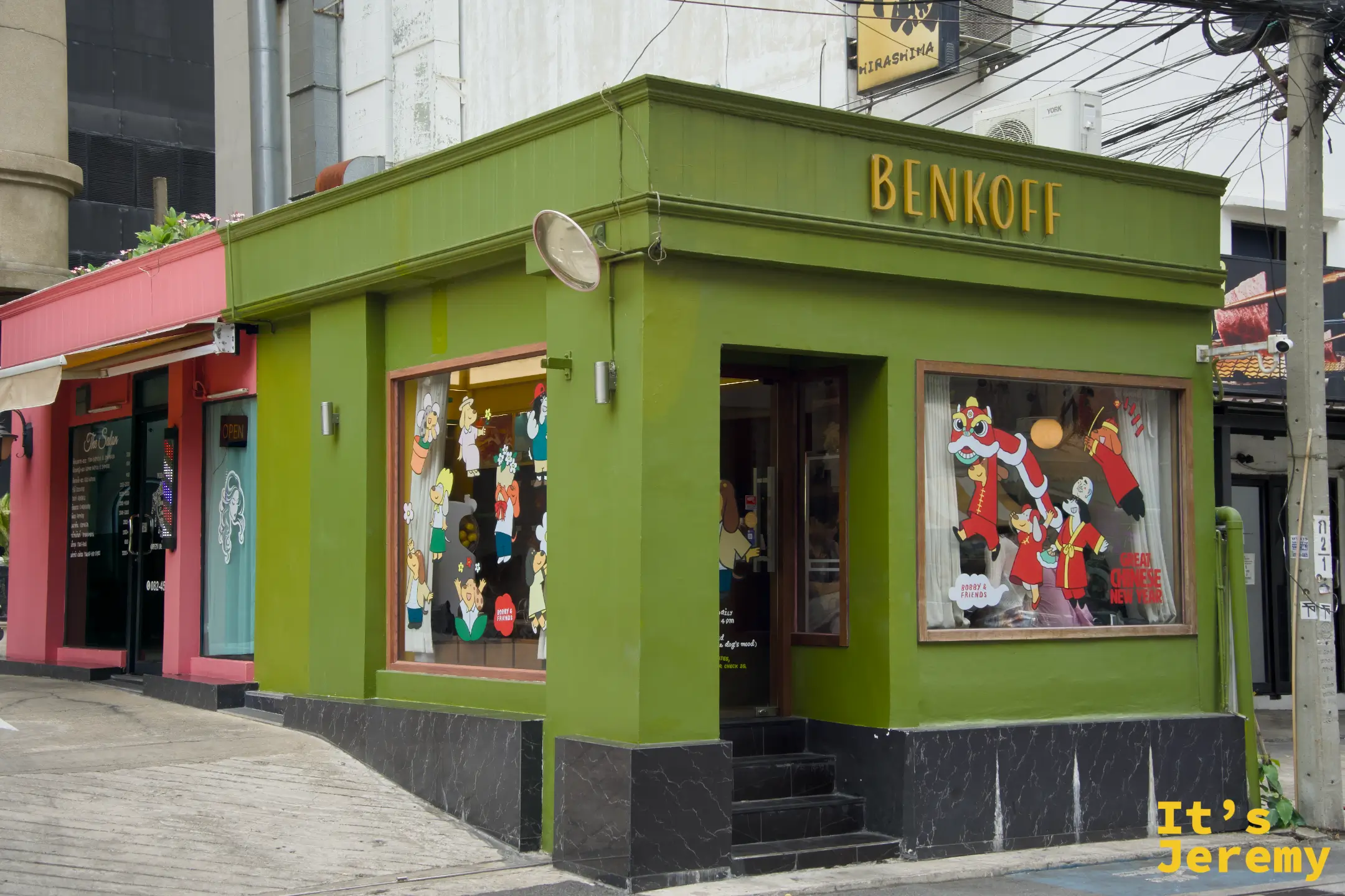 BENKOFF 的橄欖綠外牆與兩側插畫玻璃窗，是東羅街頭最顯眼的角落地標之一