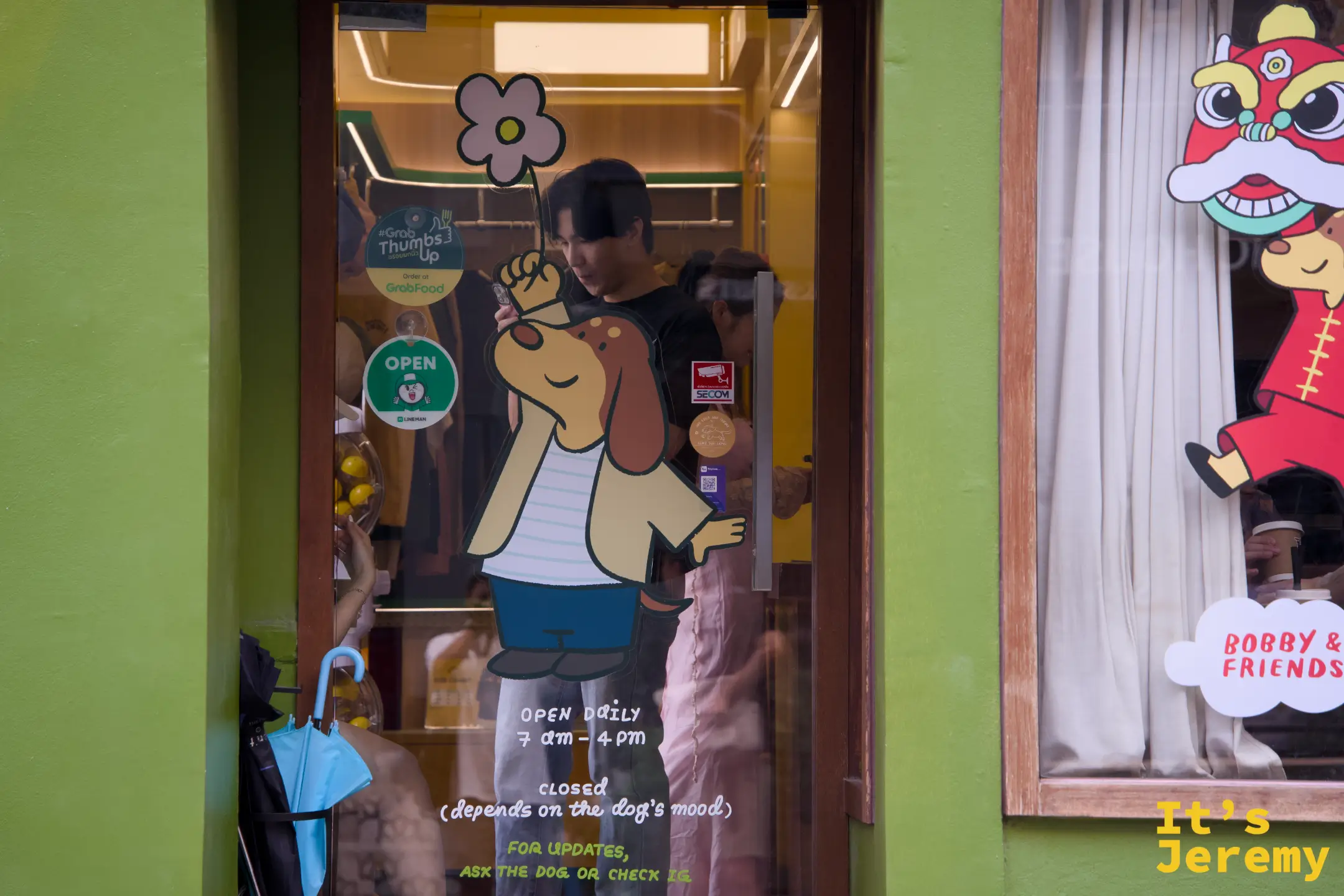 BENKOFF 入口玻璃門，門上寫著「OPEN DAILY 7am–4pm / CLOSED depends on the dog