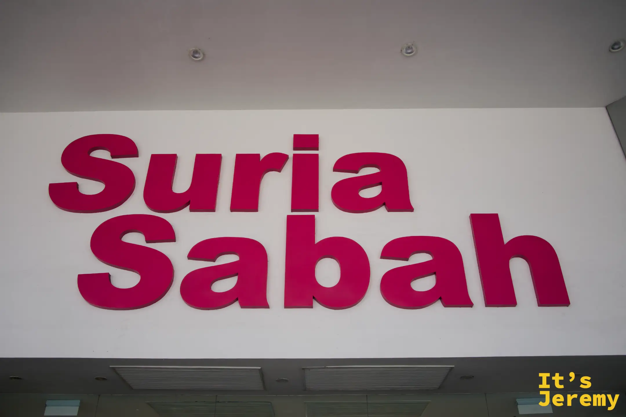 Suria Sabah Shopping Mall 入口招牌，紅色大字嵌在白色牆面