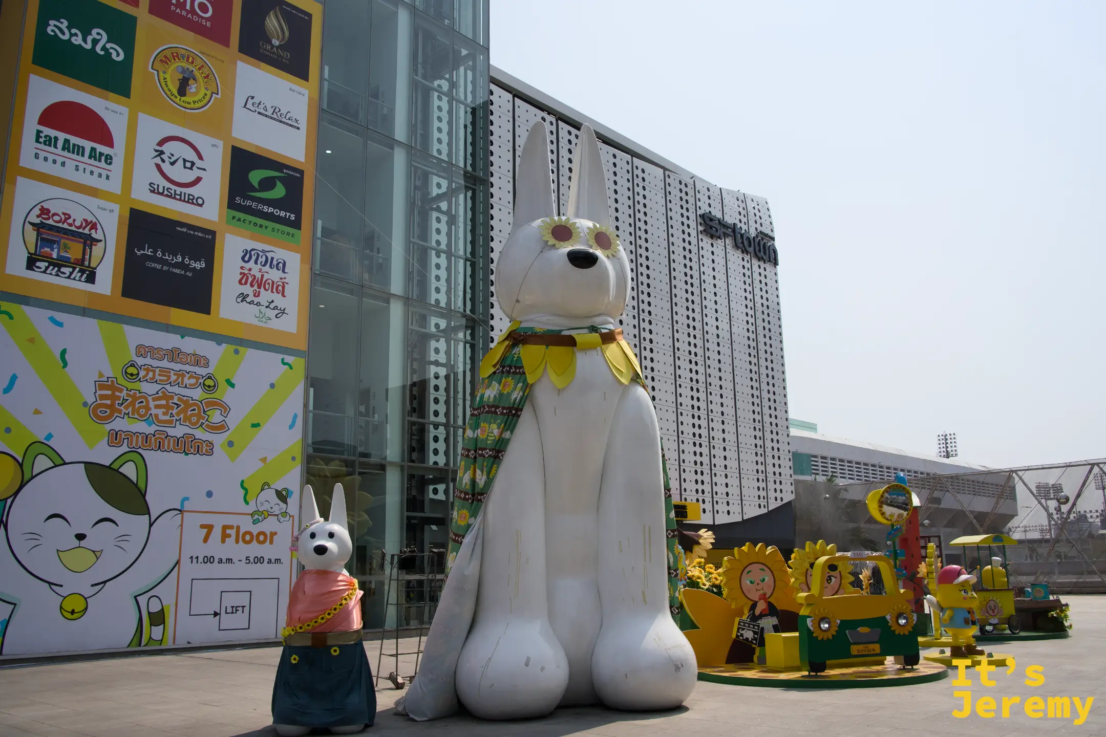 MBK Center 門口的大型白色兔子雕塑,是「Summer Sunniva」夏日活動的裝置,在這個熱度裡看到一隻白兔站在馬路旁邊,有一種超現實的違和感
