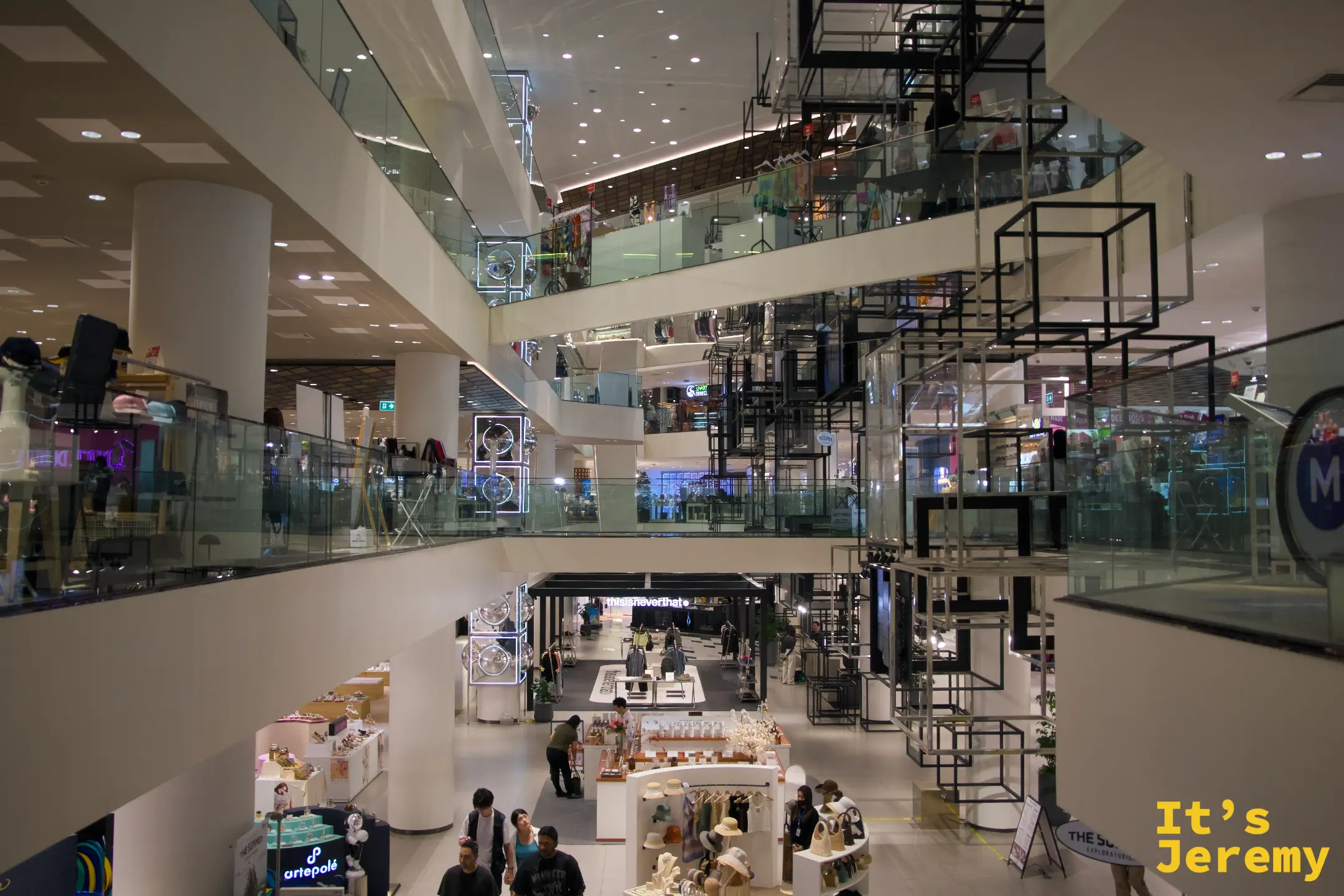 商場多層中庭往上仰視,每一層都有不同品牌店面,空間感在這個仰角下顯得很有分量