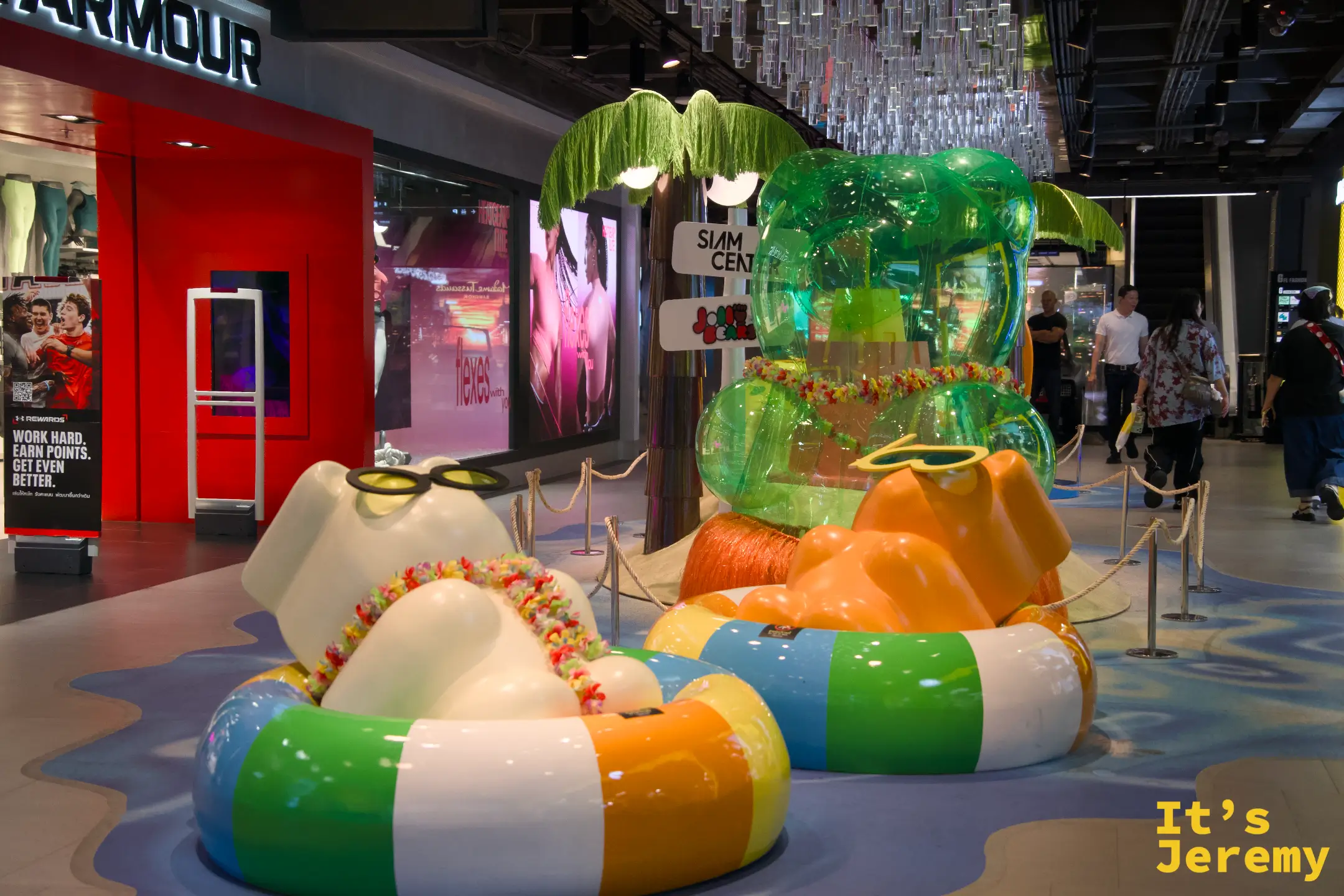 Siam Center「Jolly Bears Summer」裝置全景,透明果凍熊、椰子樹、沙灘椅、橙色熊,密度很高的夏日視覺場景