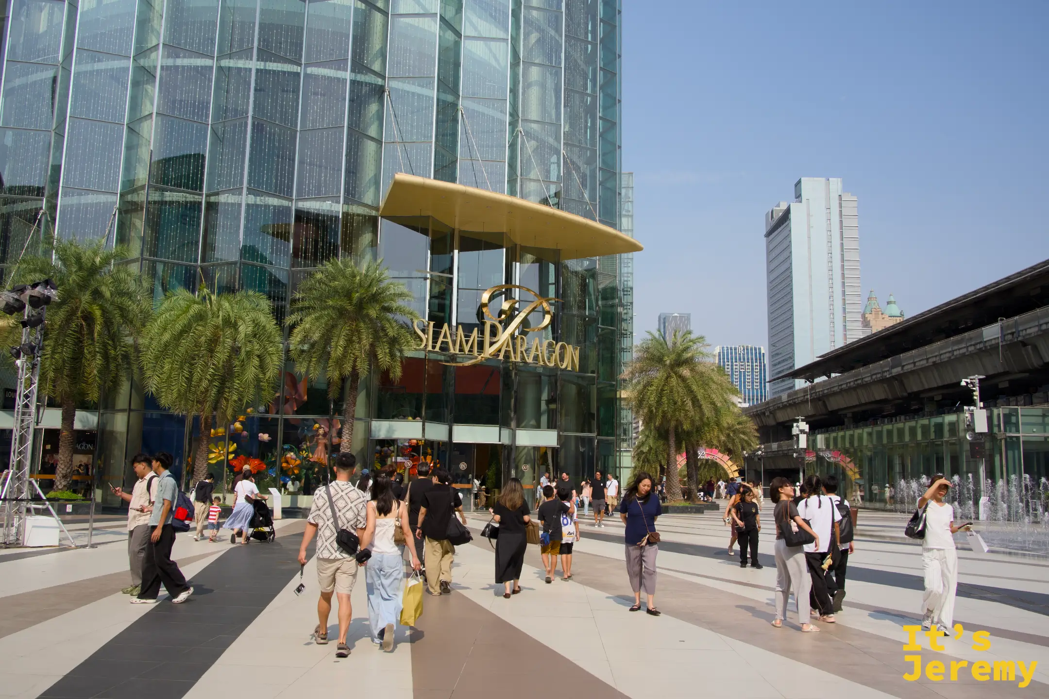 Siam Paragon 正面外觀,金色招牌在午後光線下非常顯眼,廣場上的人潮說明了這裡在曼谷的地標級別