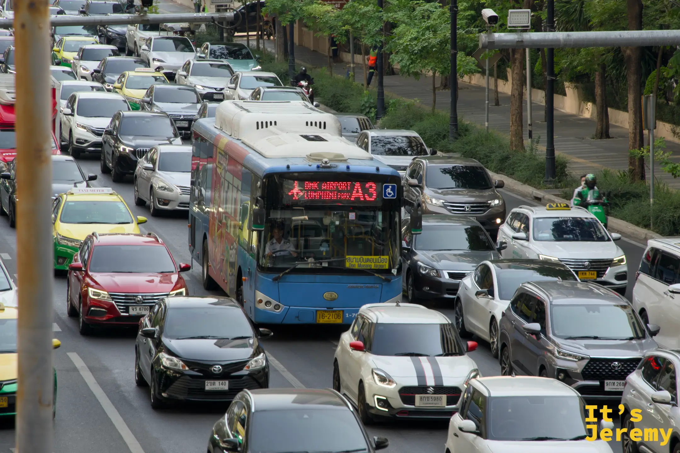 寬廣的路面完全塞死,包括一輛藍色 A3 公車動彈不得,這是曼谷堵車的教科書場景