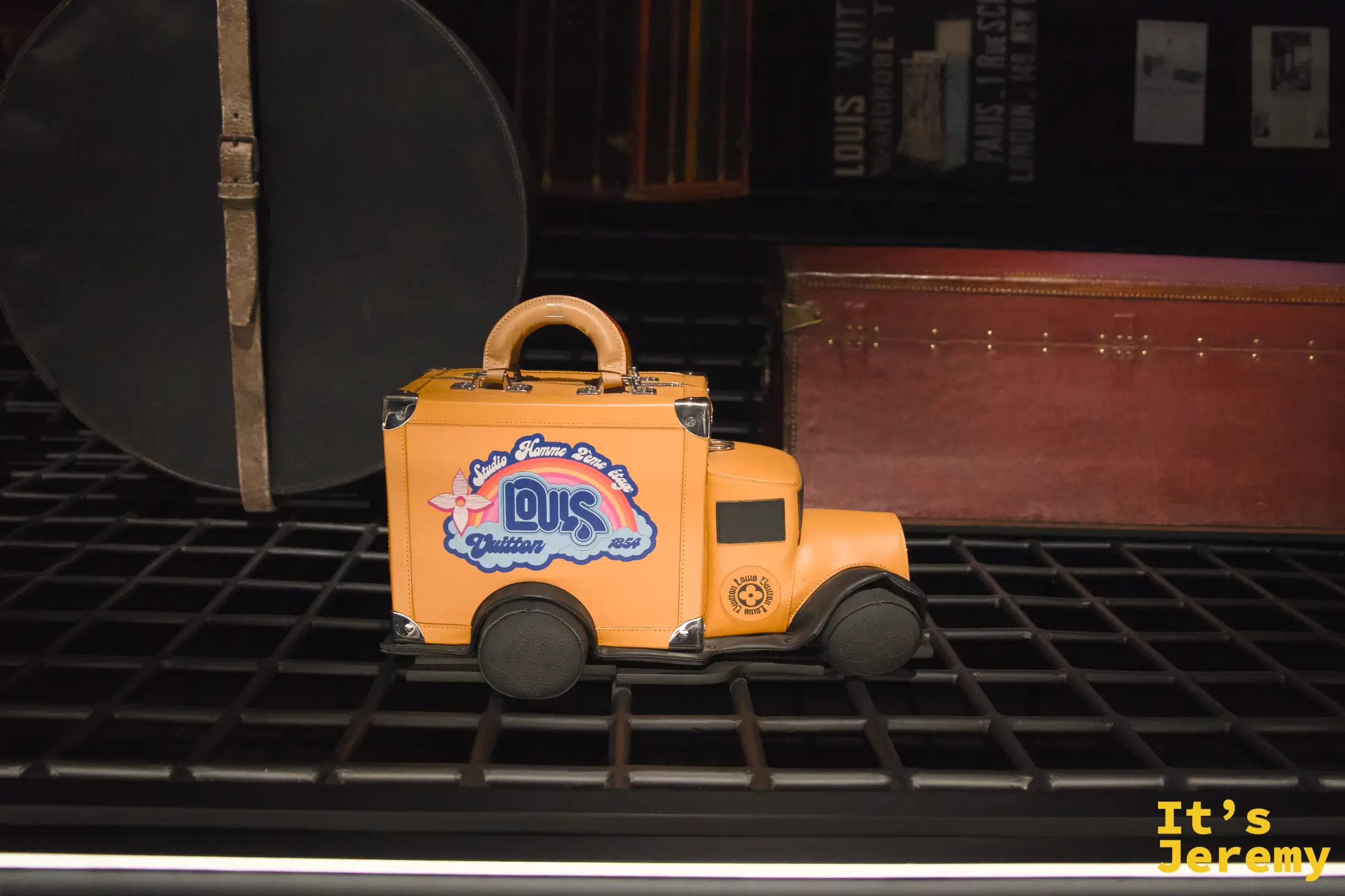 橘色 LV 小卡車造型訂製品，印有 Louis Vuitton 1854 字樣，Studio Homme Demi ligne 系列