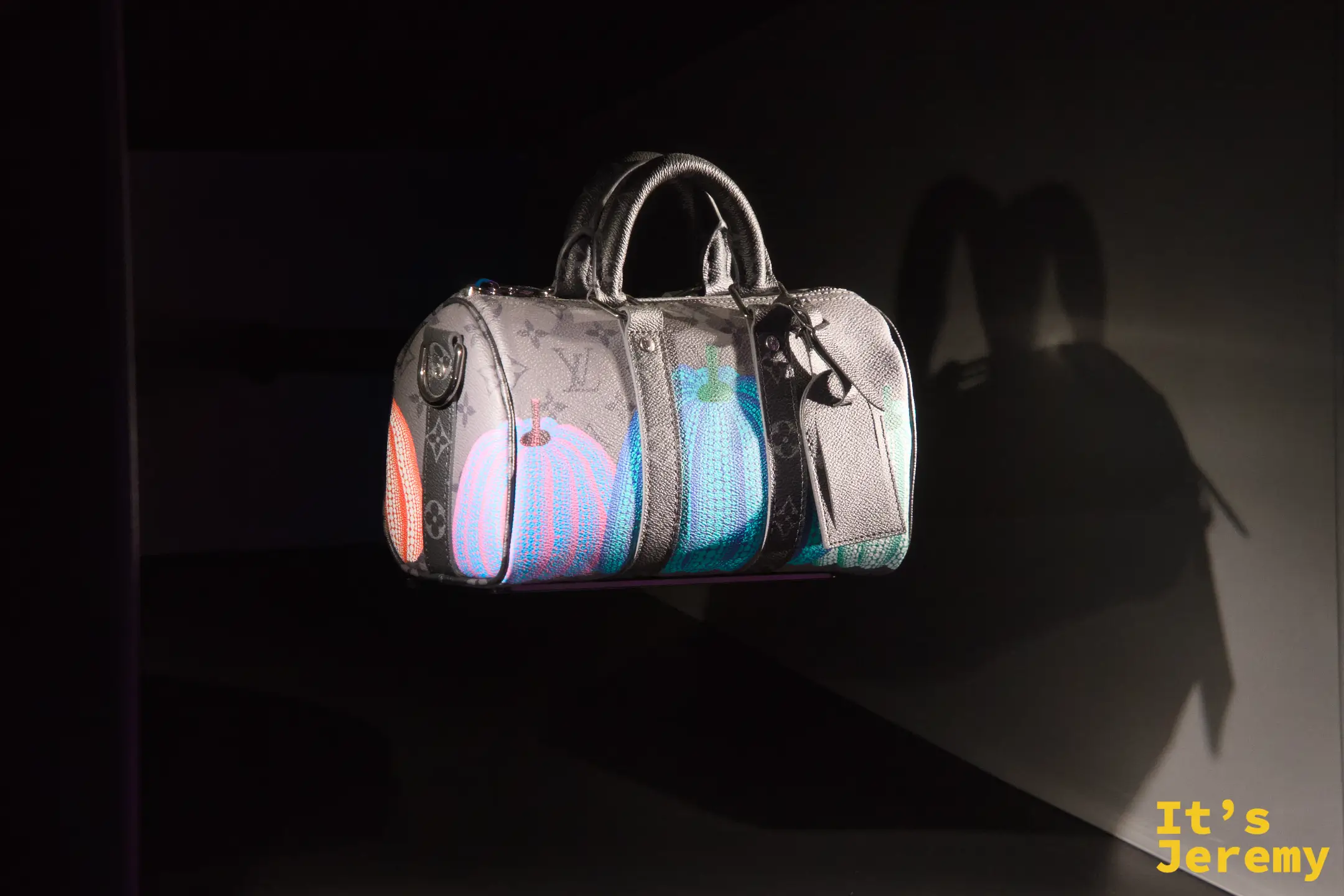 草間彌生聯名的 LV Keepall,南瓜圖案和點點紋佈滿整個包身,懸浮在展示台上,是這次展覽最讓人拍個不停的一件