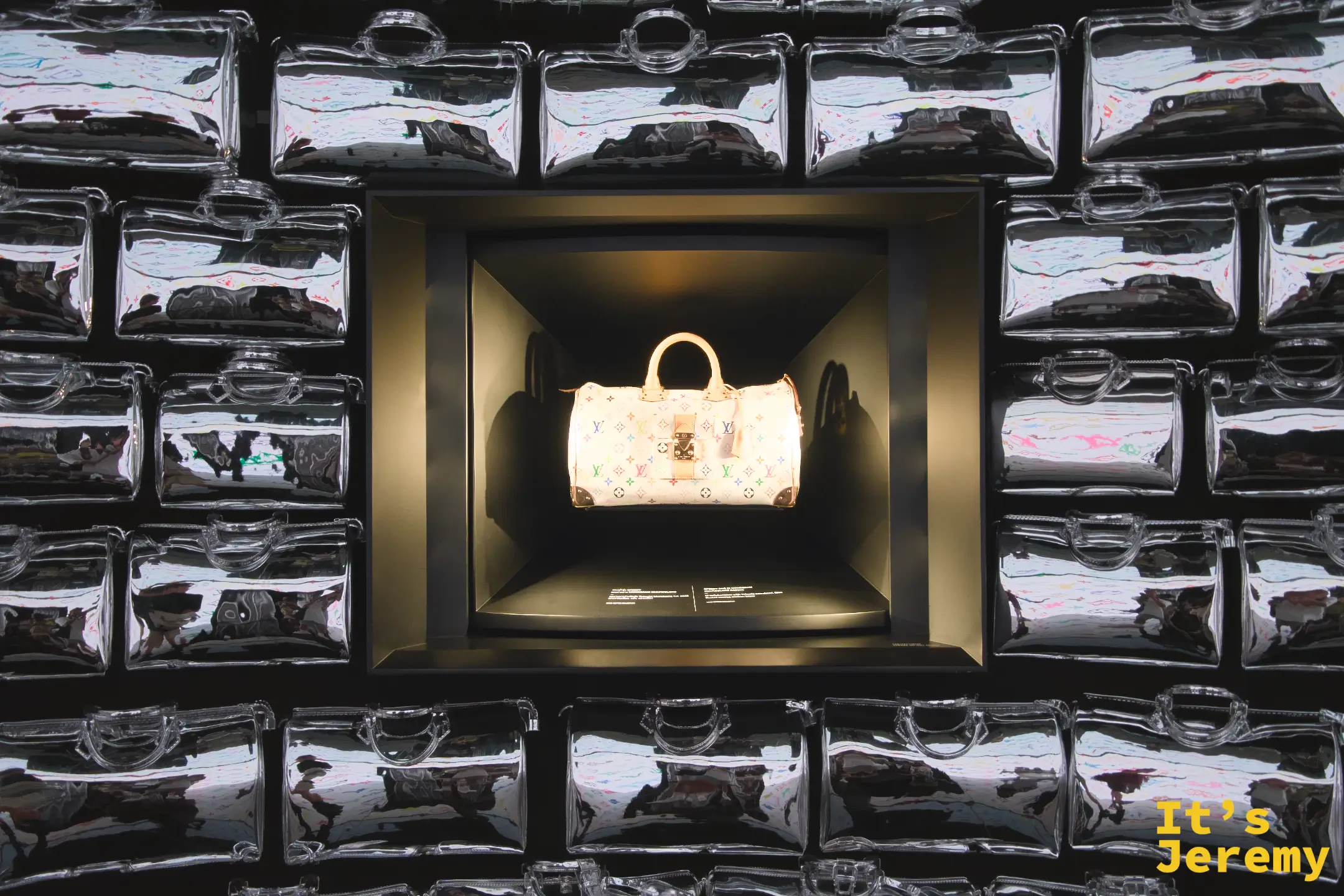 白色 Multicolor Monogram Speedy，展示於四面黑色鏡面空間，無限鏡像疊加充滿整個展間