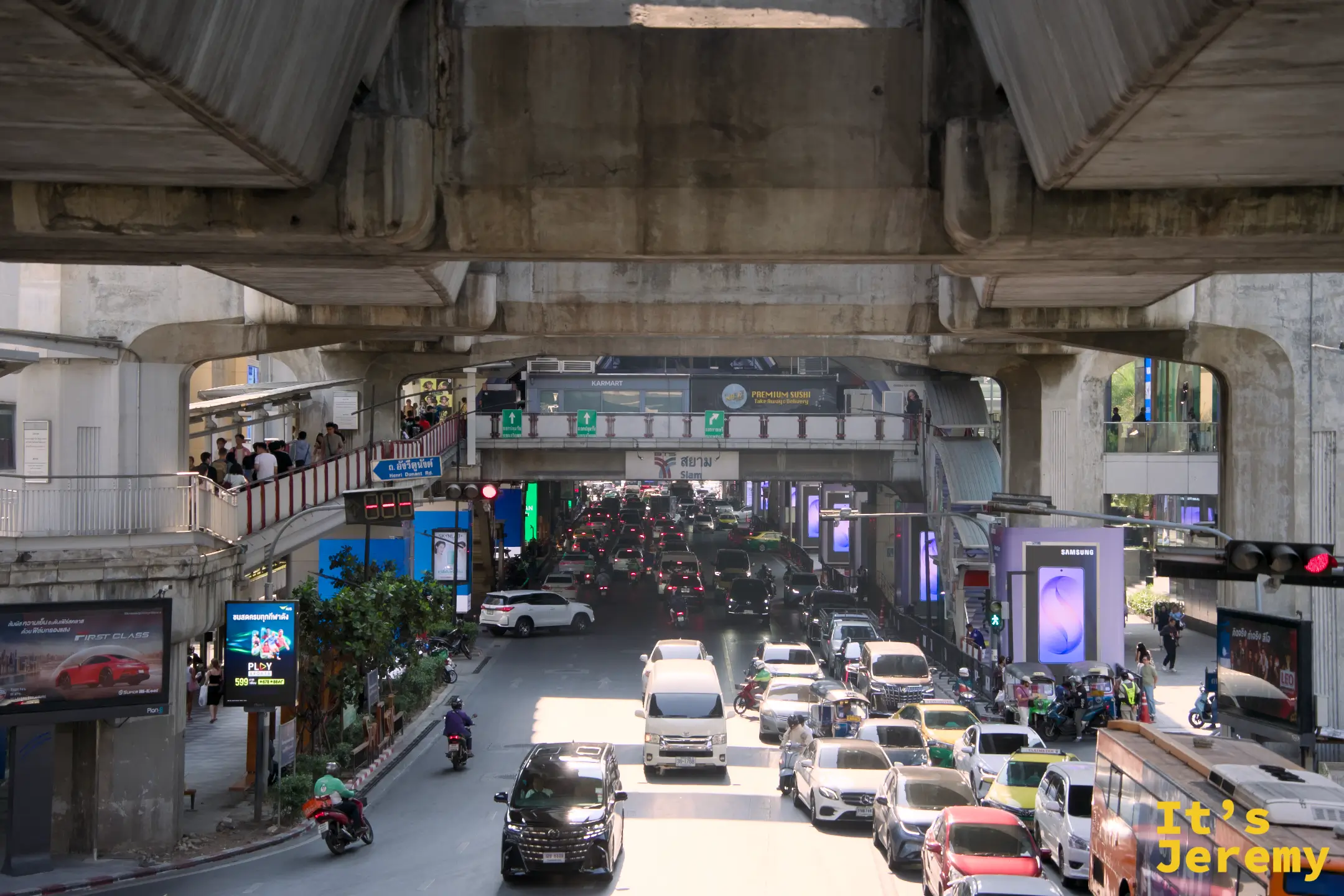 從高處俯拍暹羅路口,「สยาม / Siam」的字樣清楚出現在地面,下方的汽車已大排長龍,這個畫面在過去幾個小時裡出現了不止一次