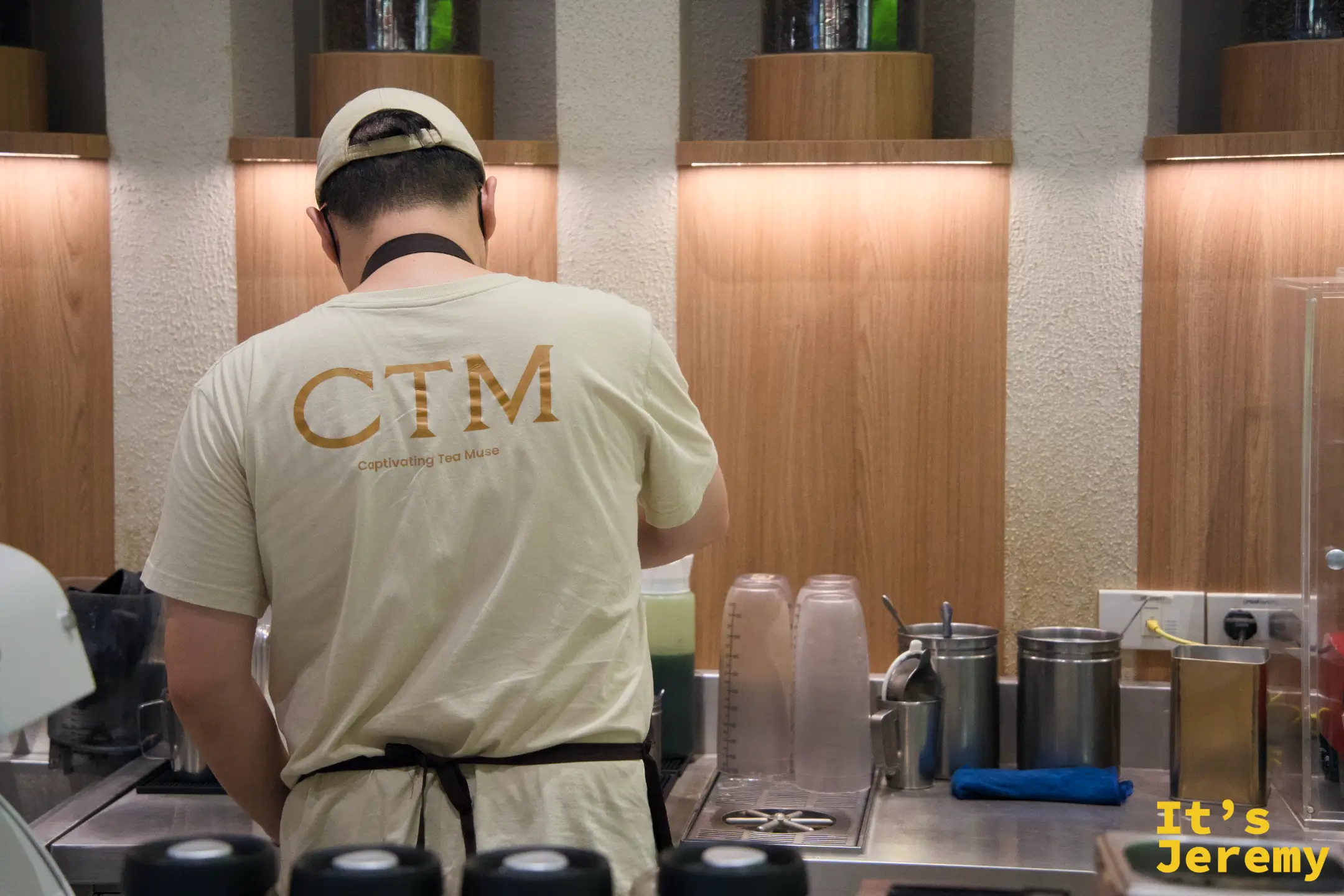 CTM 制服背面特寫，「CTM Captivating Tea Muse」字樣燙印在肩胛之間
