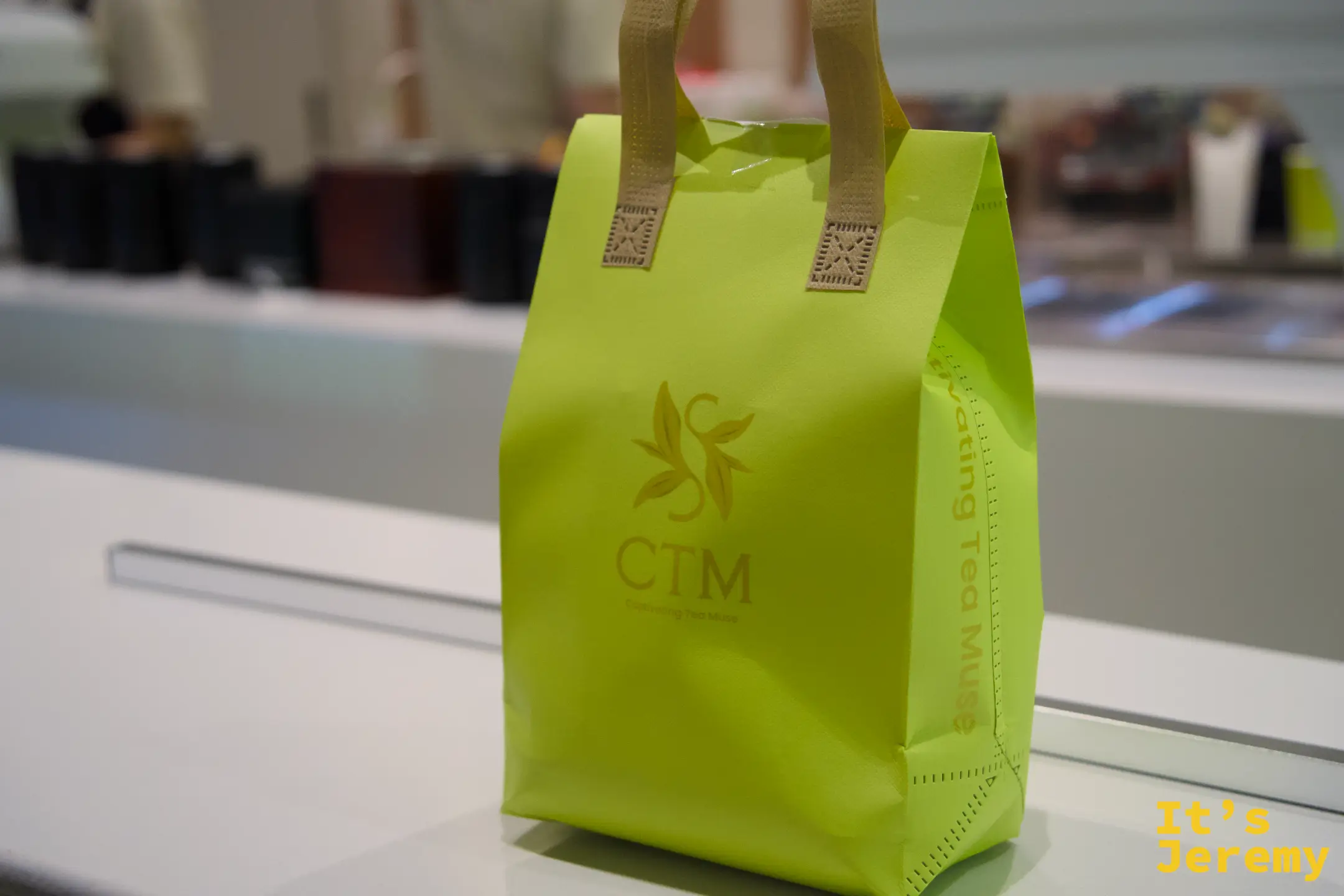 CTM 招牌電黃色提袋，品牌標誌清晰可見