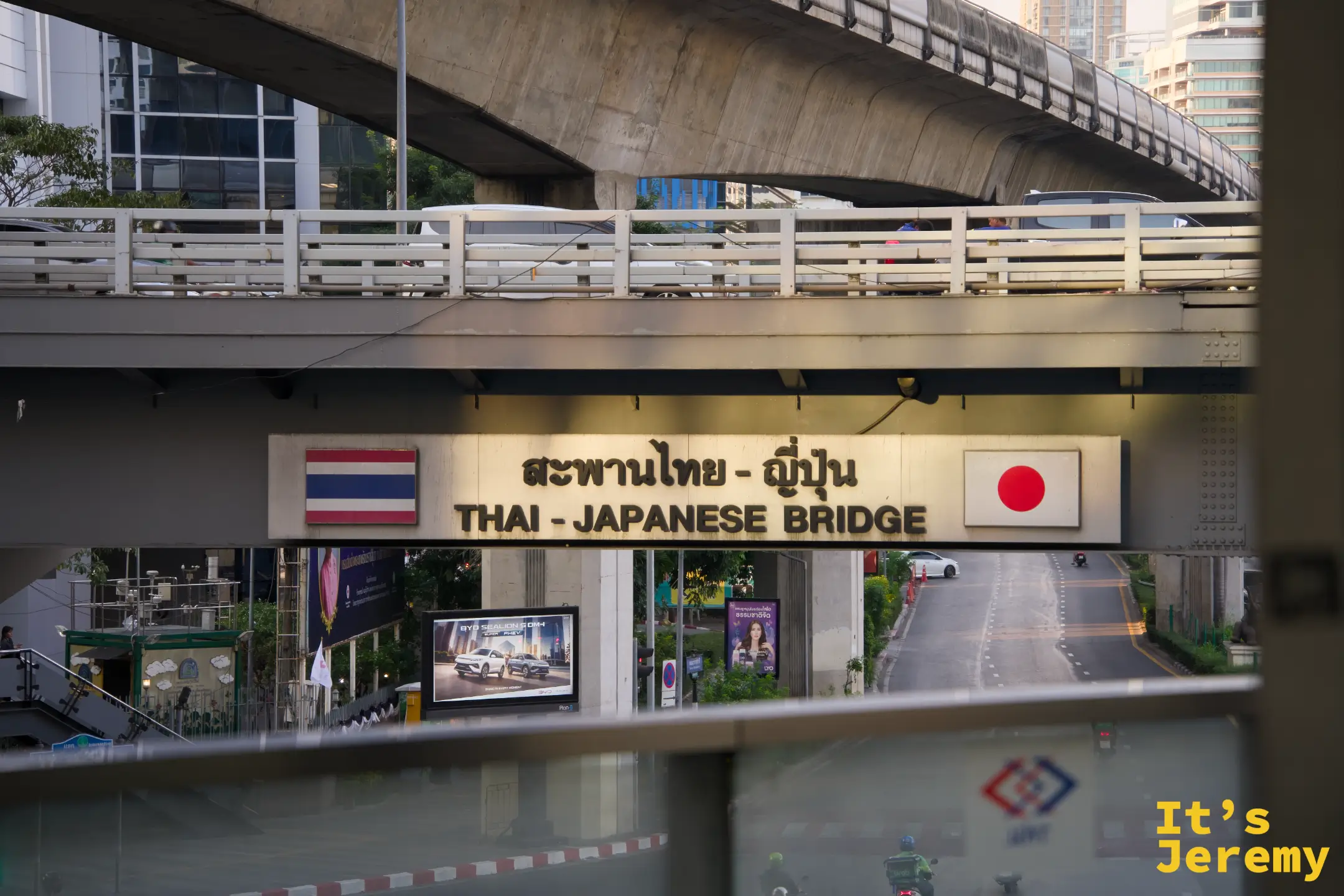 一座天橋上的「THAI-JAPANESE BRIDGE」標示,泰國和日本的國旗各掛一側,象徵兩國的外交情誼,走過的人大多沒有抬頭看,但停下來觀察一下,也挺有意思