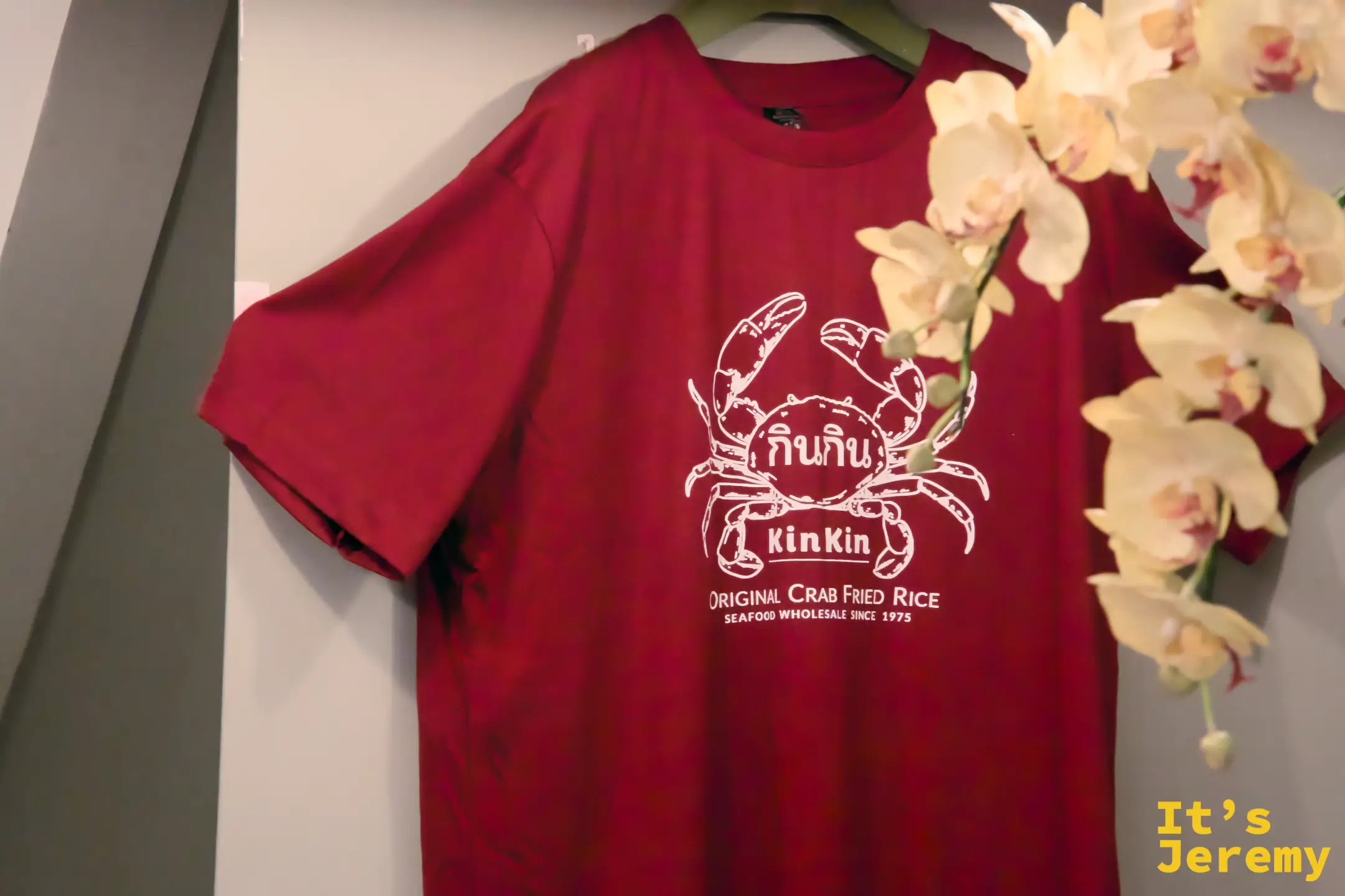 KINKIN 自家品牌 T-shirt，胸前螃蟹圖案印著「Seafood Wholesale Since 1975」，老字號把年資穿在身上