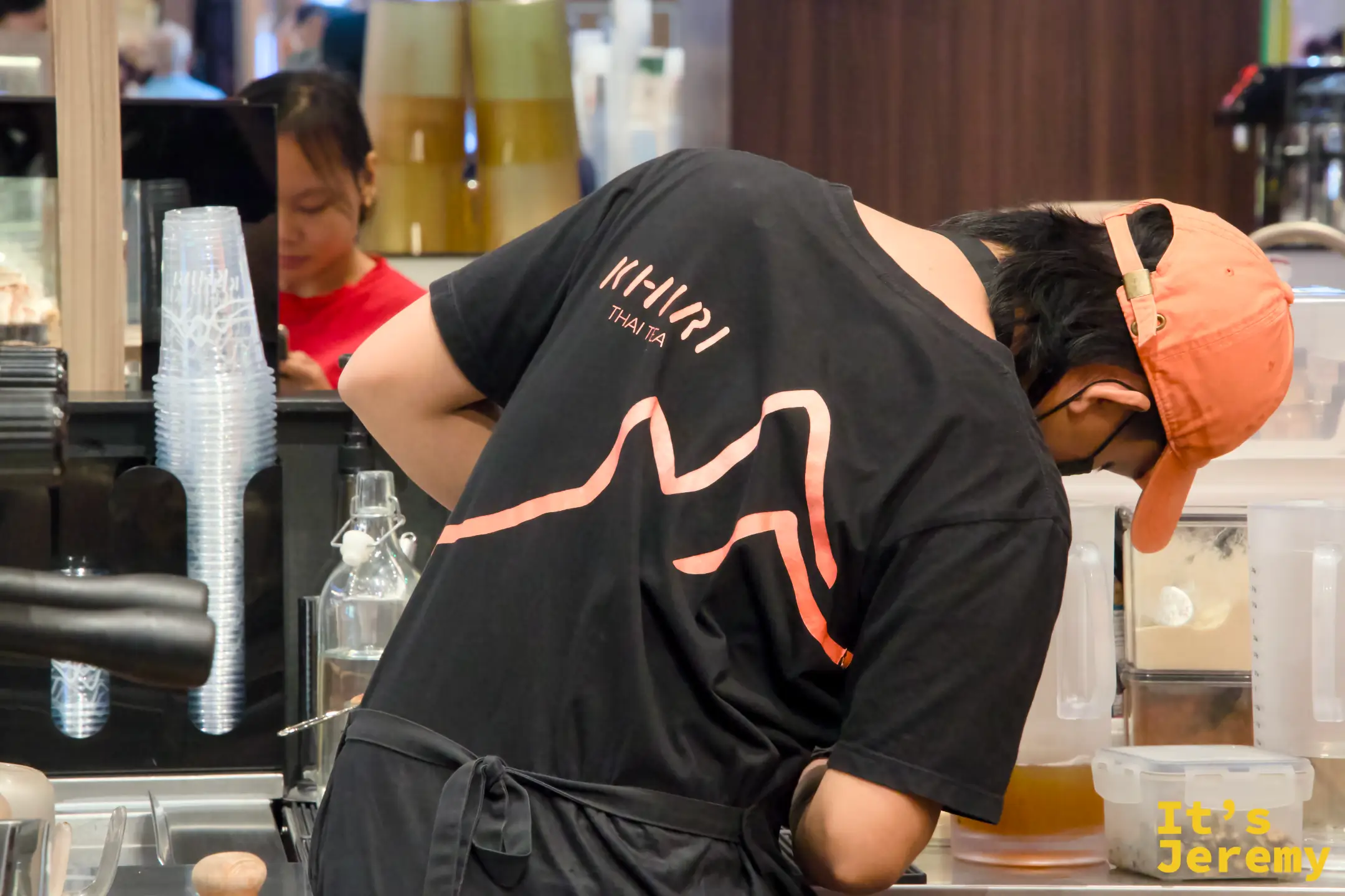 備料中的員工,黑色 KHIRI Thai Tea 制服背面印著品牌山型圖案