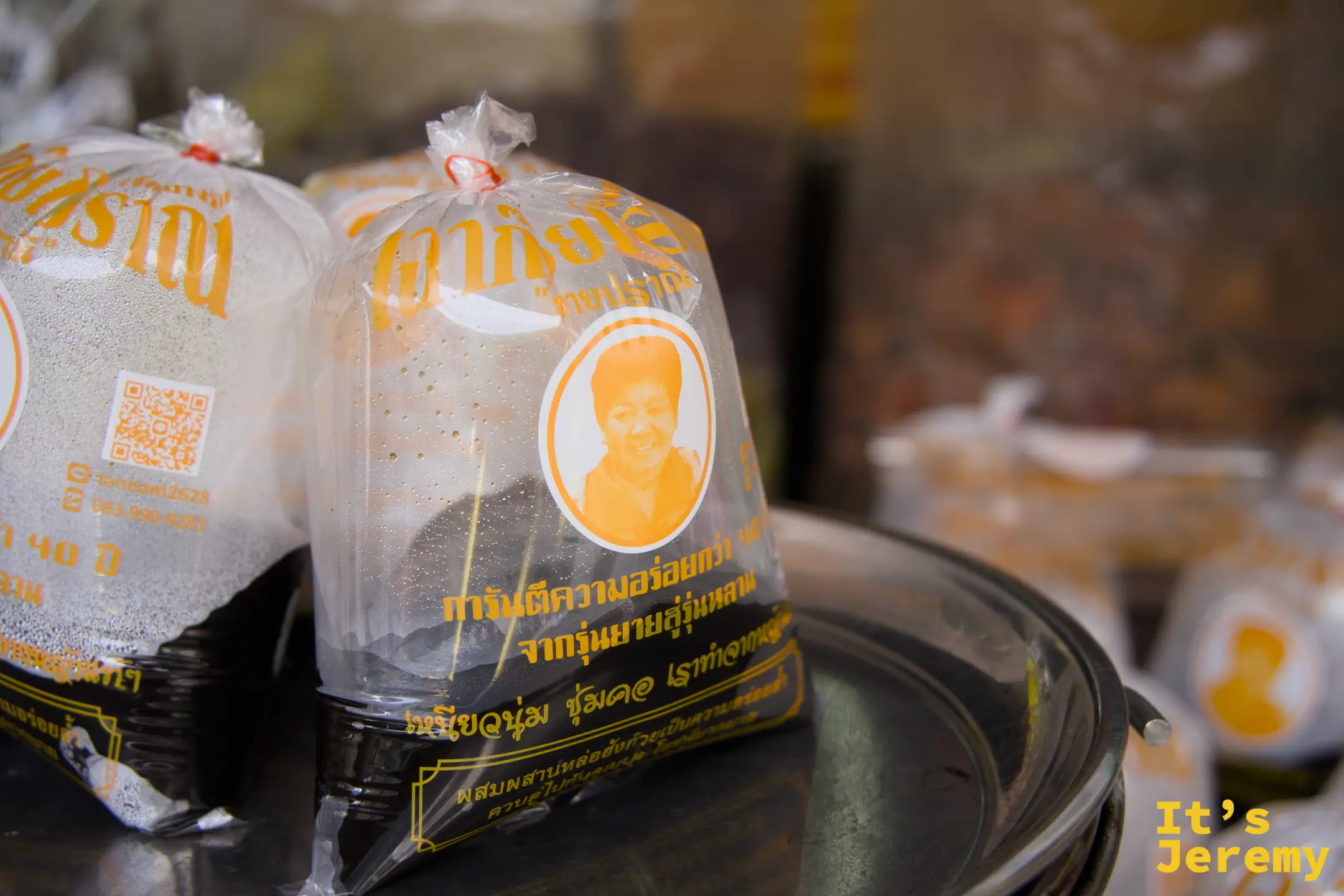 印有ยายปราณี頭像的品牌袋裝仙草凍，放在大圓盤托盤上，可外帶或帶回家自行調製