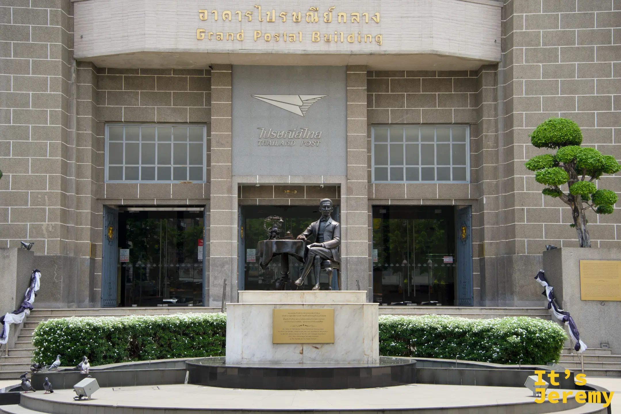 Grand Postal Building 正面:「อาคารไปรษณีย์กลาง / Grand Postal Building」金字招牌,泰國郵政 logo,廣場上有鴿子