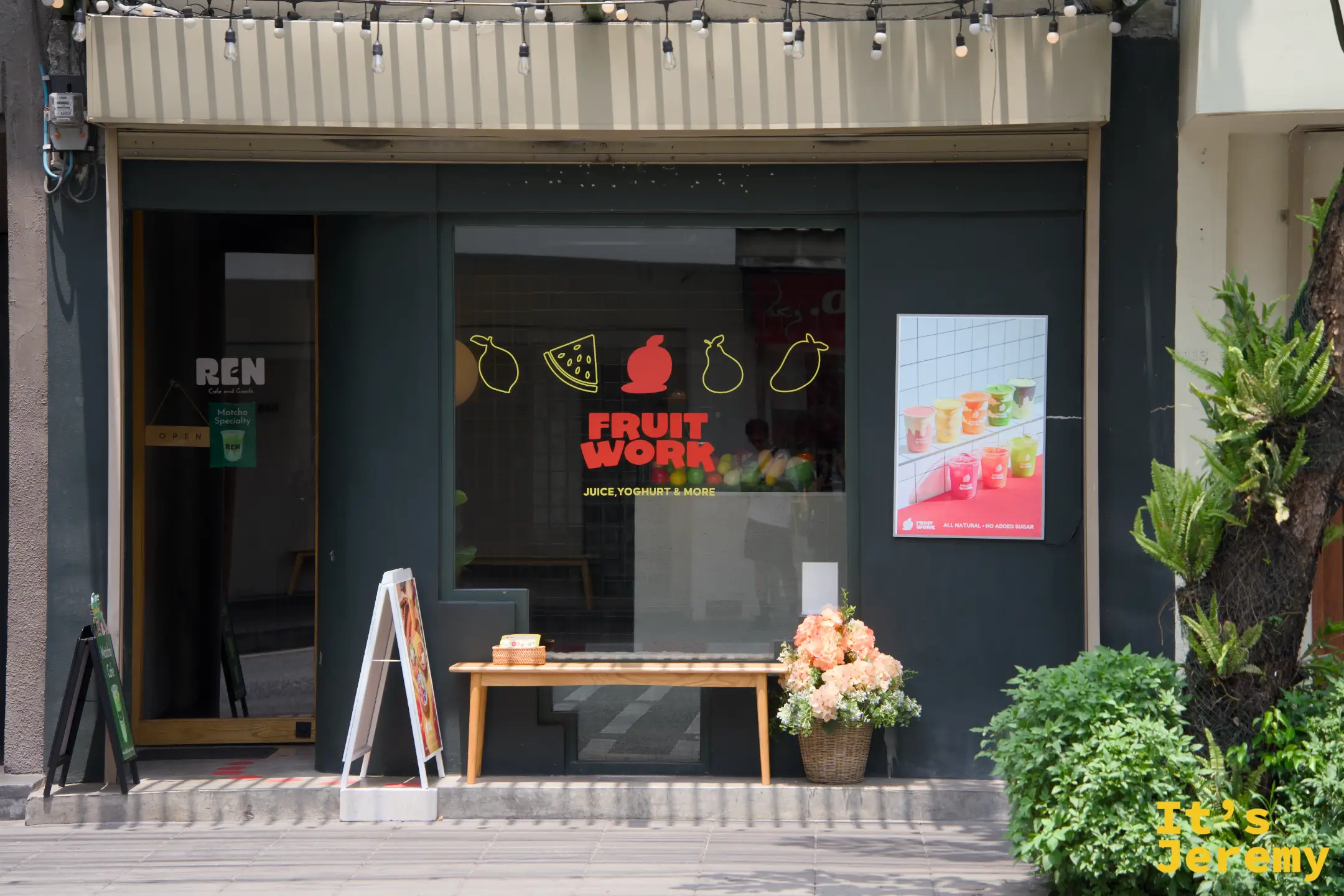 FRUIT WORK 果汁店深綠色門面,大面玻璃,旁邊的 REN Cafe 也是同款調性