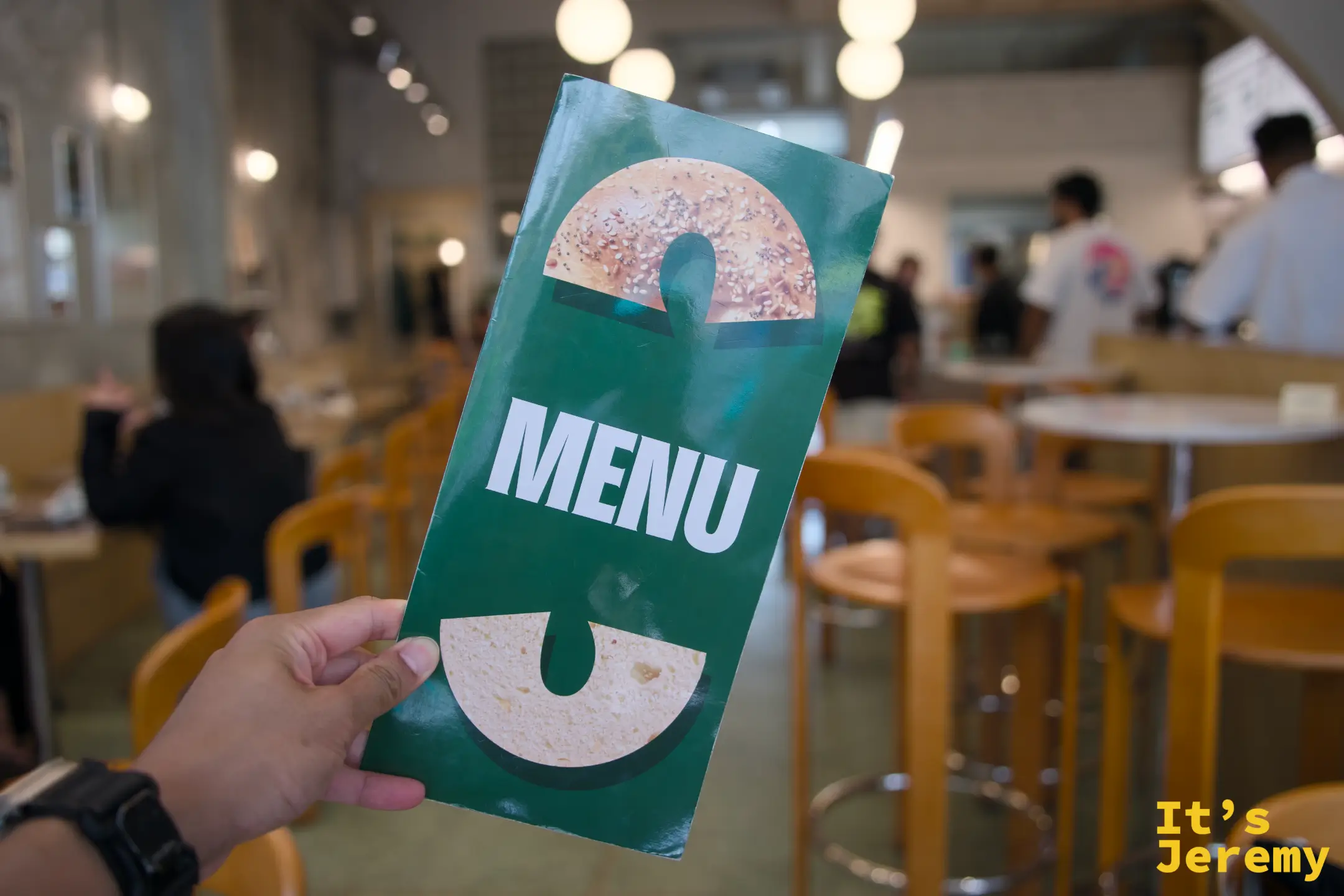 貝果展示櫃全覽,六格籃子各放一款,標牌清楚標示品名,Sesame 和 Poppy Seed 那天已賣完