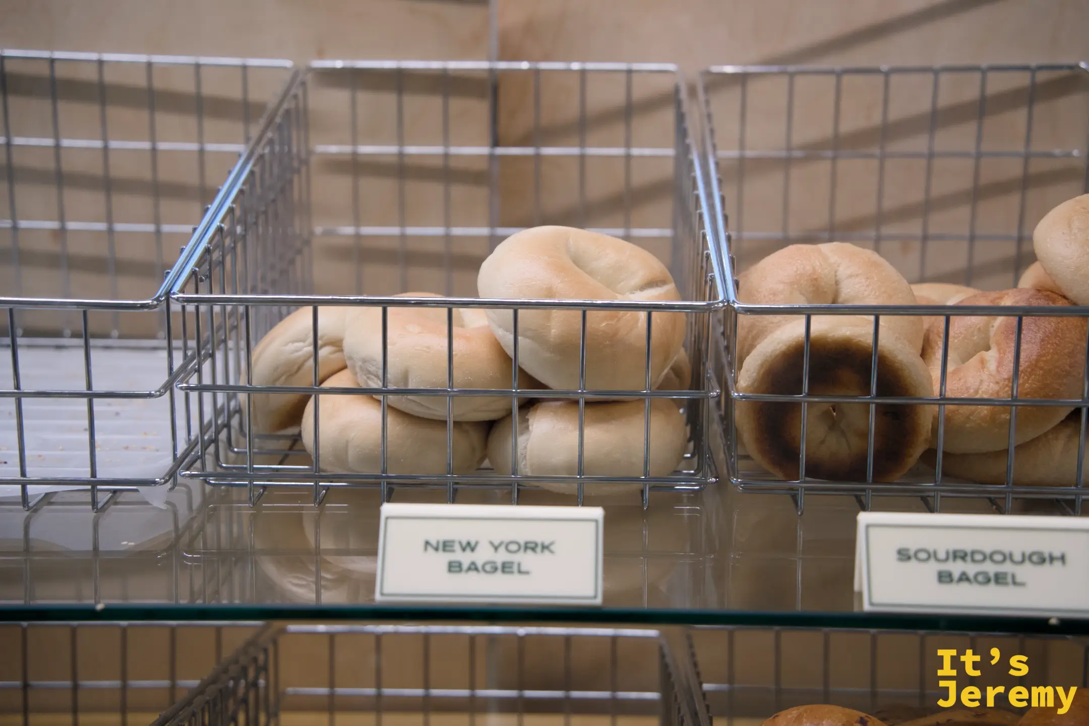 New York Bagel 與 Sourdough Bagel 特寫,外皮光滑飽滿,烤色均勻