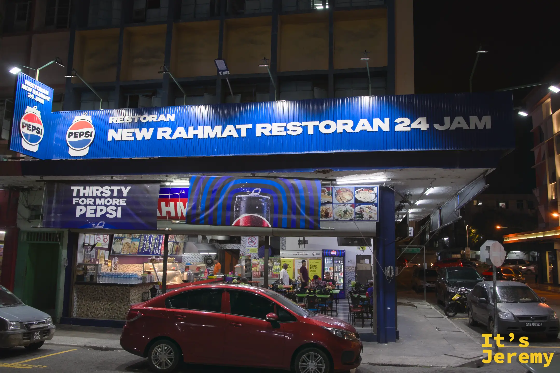 亞庇「New Rahmat Restoran 24 Jam」24 小時馬來餐廳夜間外觀，Pepsi 品牌藍白配色招牌