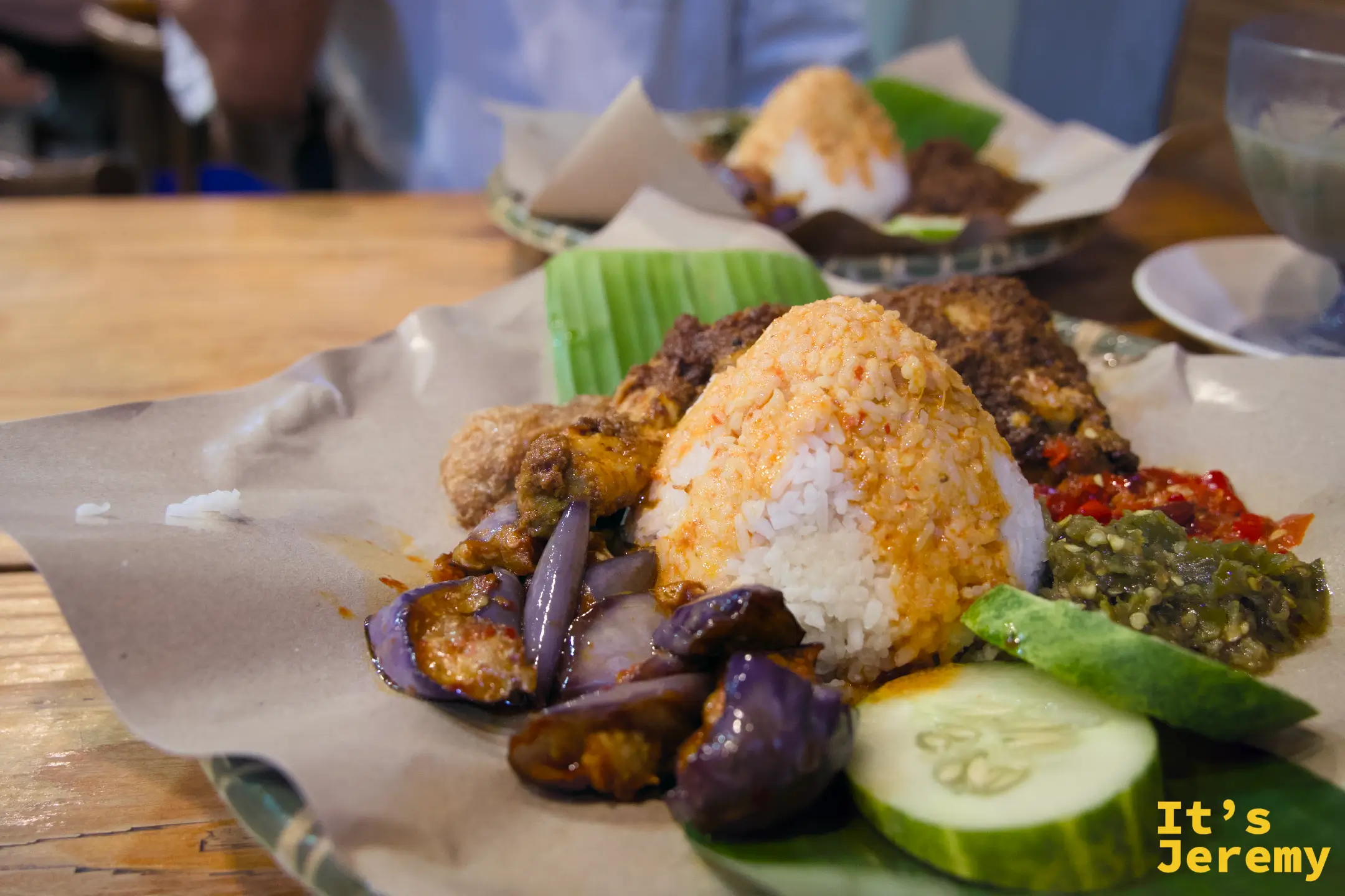 Nasi Padang：椰漿飯、Rendang 牛肉、炒茄子與三色 Sambal 全覽