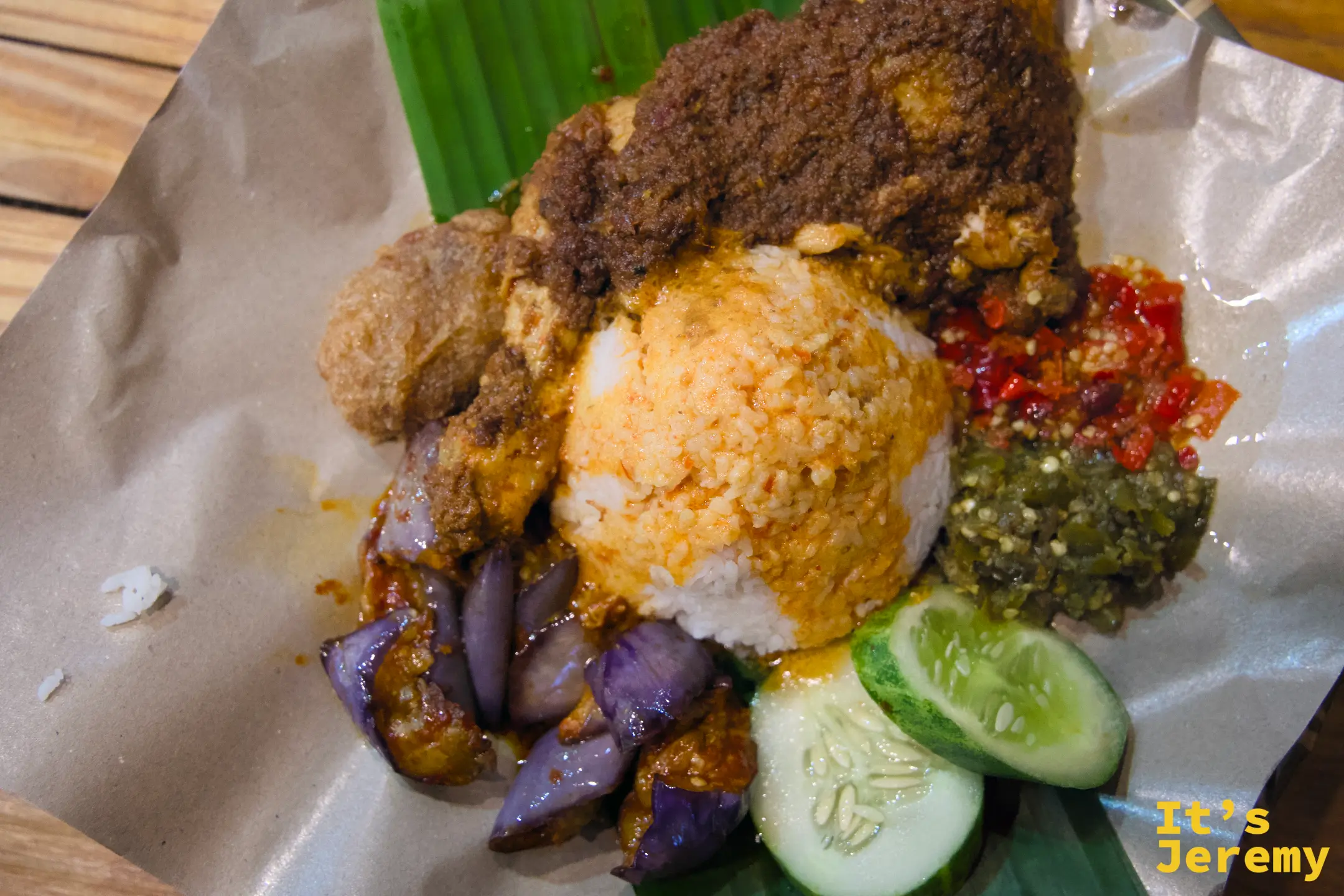 Nasi Padang 俯視近拍：Rendang、炒茄子與 Sambal 配色