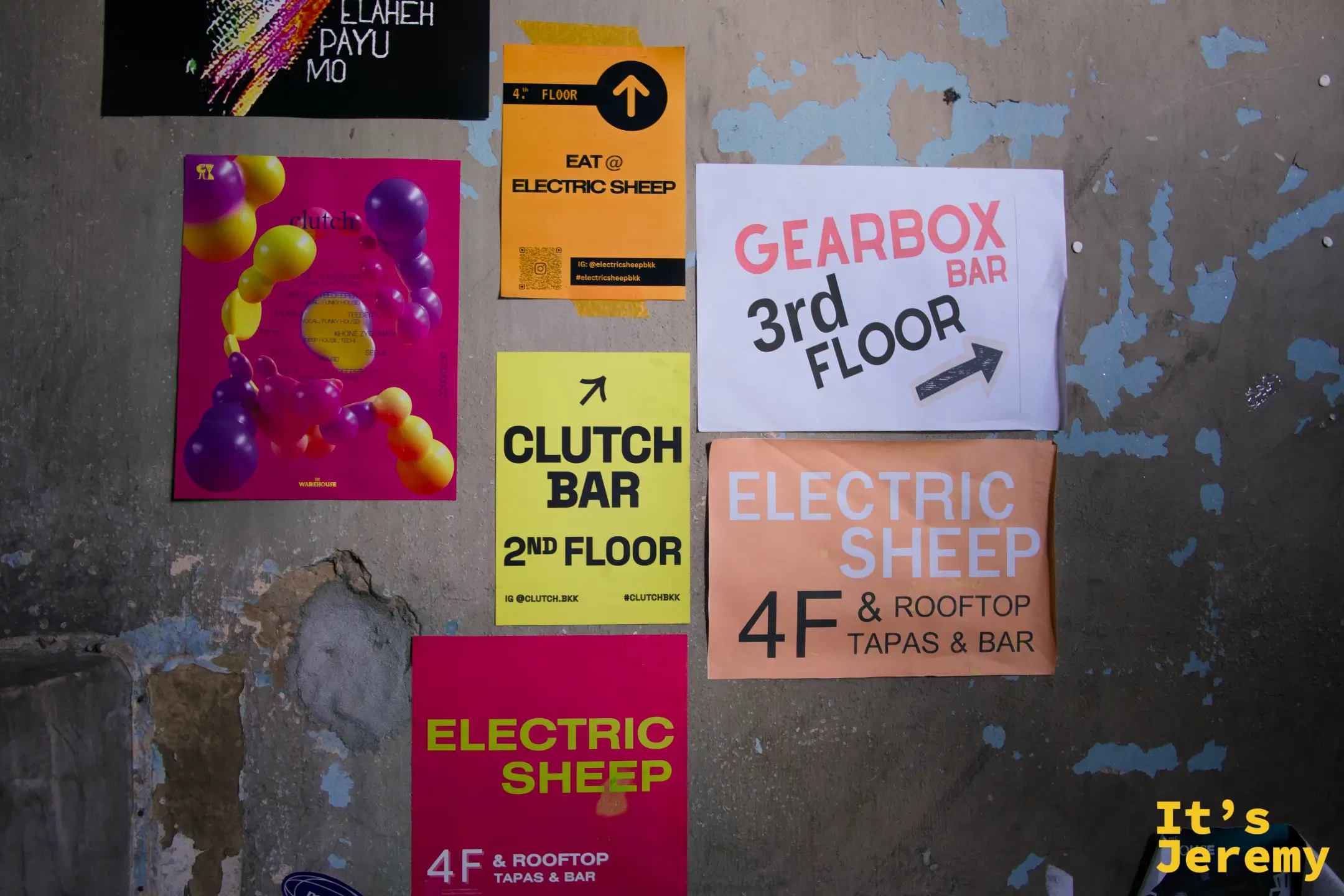 牆上貼著樓層指引:CLUTCH BAR 2nd Floor、GEARBOX BAR 3rd Floor、ELECTRIC SHEEP 4F & Rooftop Tapas & Bar