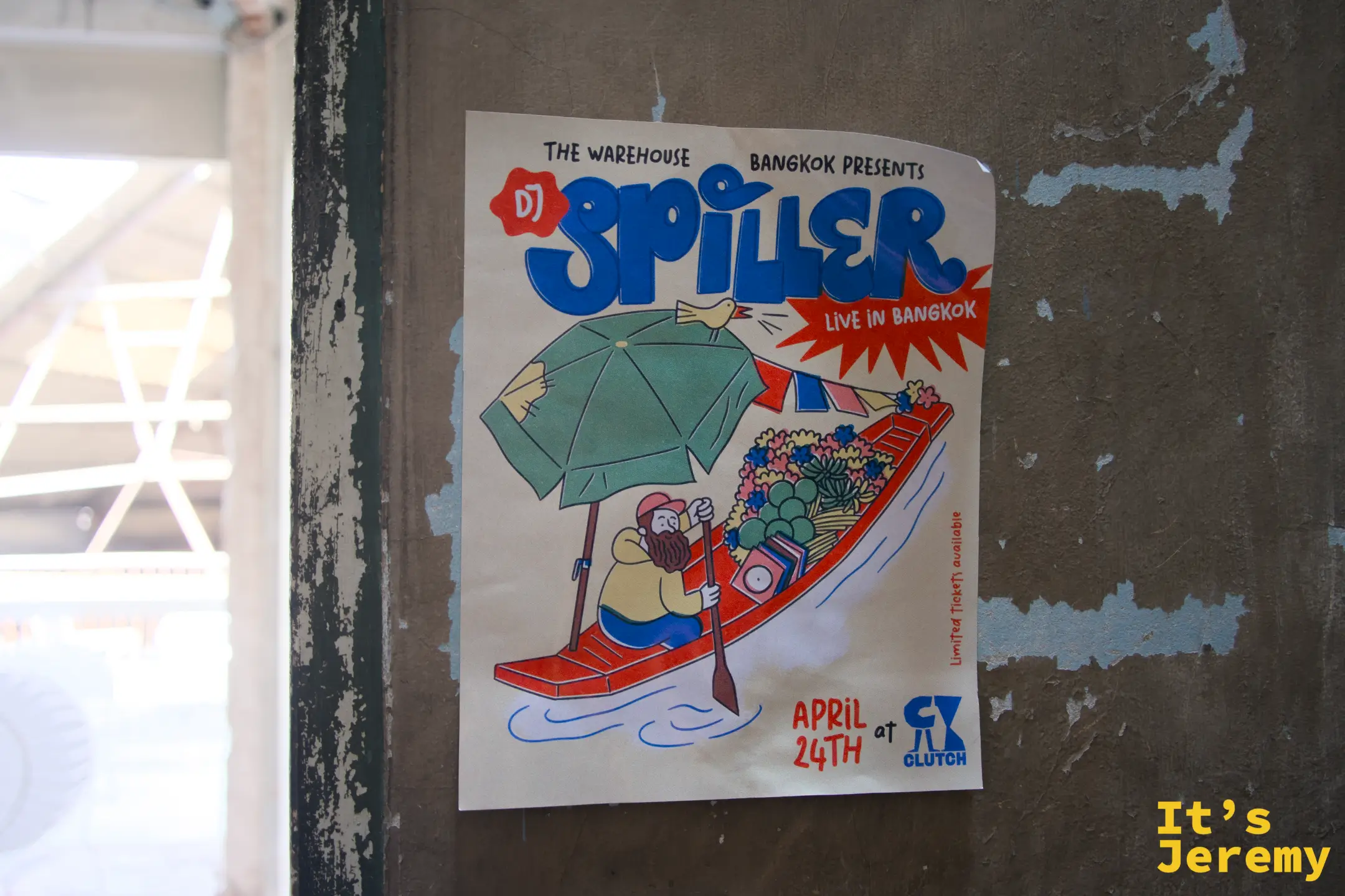 THE WAREHOUSE 舉辦「DJ Spiller Live in Bangkok」活動海報:卡通長尾木船上的嬉皮 DJ,色彩明亮