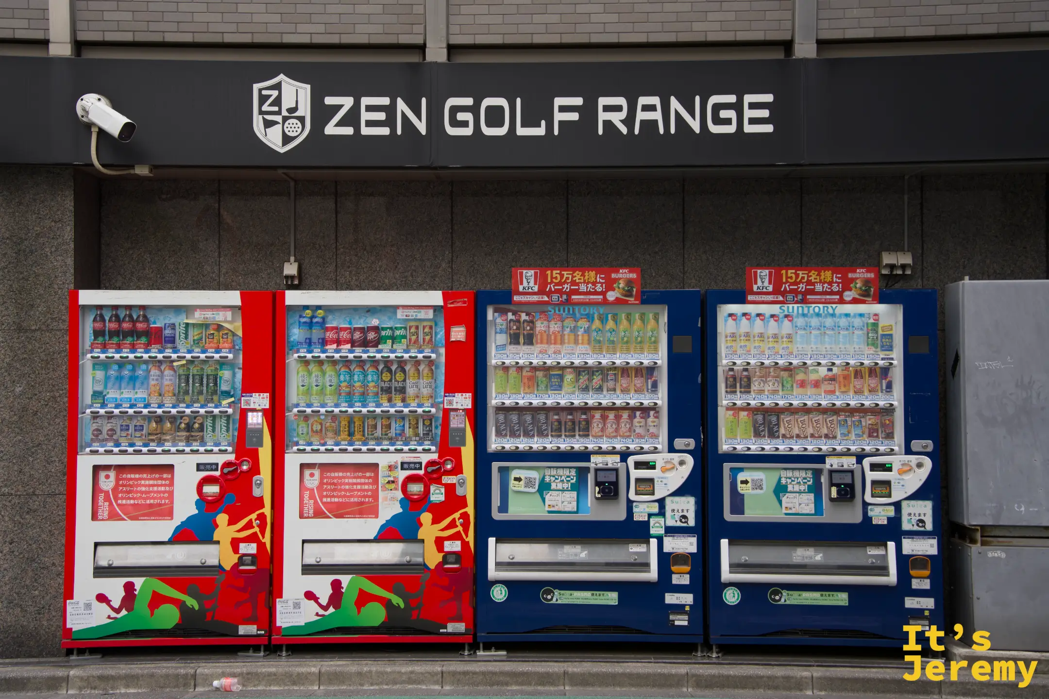 上野站附近路邊,四台色彩繽紛的自動販賣機並排站在 ZEN GOLF RANGE 招牌下,紅藍交錯的機身在灰色街道上特別顯眼