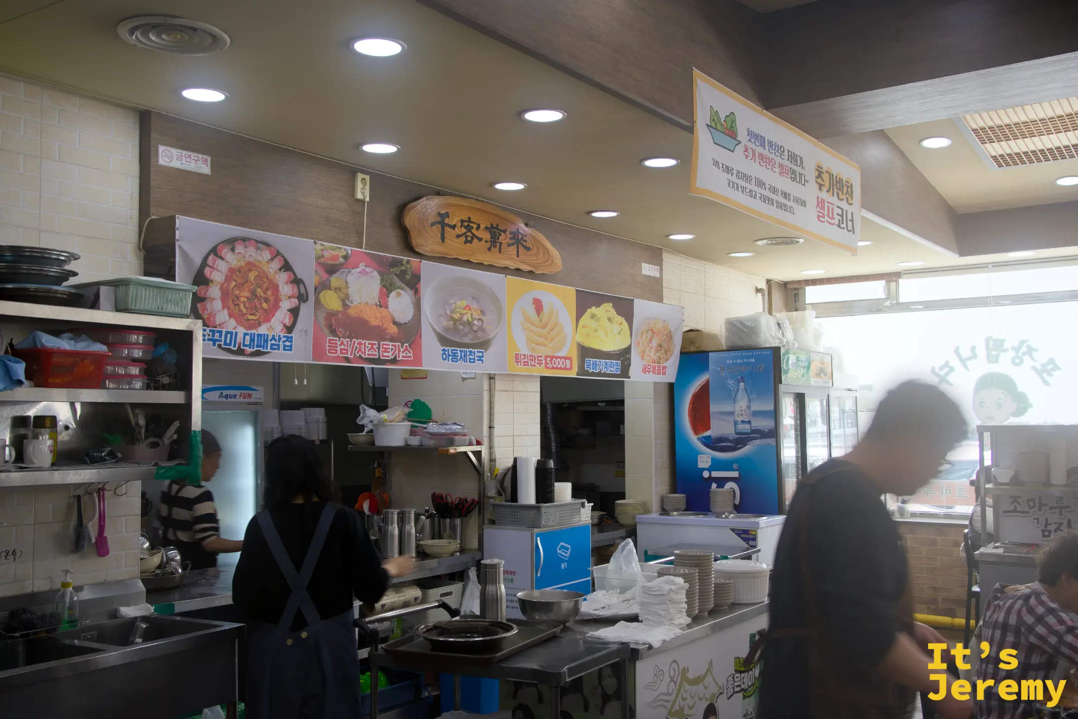 店內廚房一隅，菜單看板一覽，生意正旺