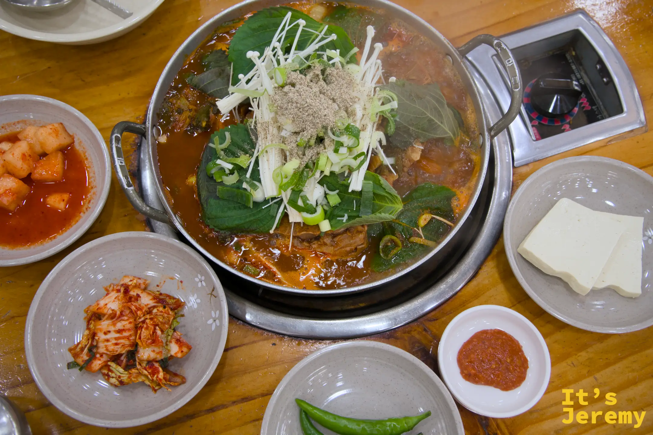 全桌俯視：감자탕銀鍋搭配豐富小菜，泡菜、豆腐、青椒全都到位