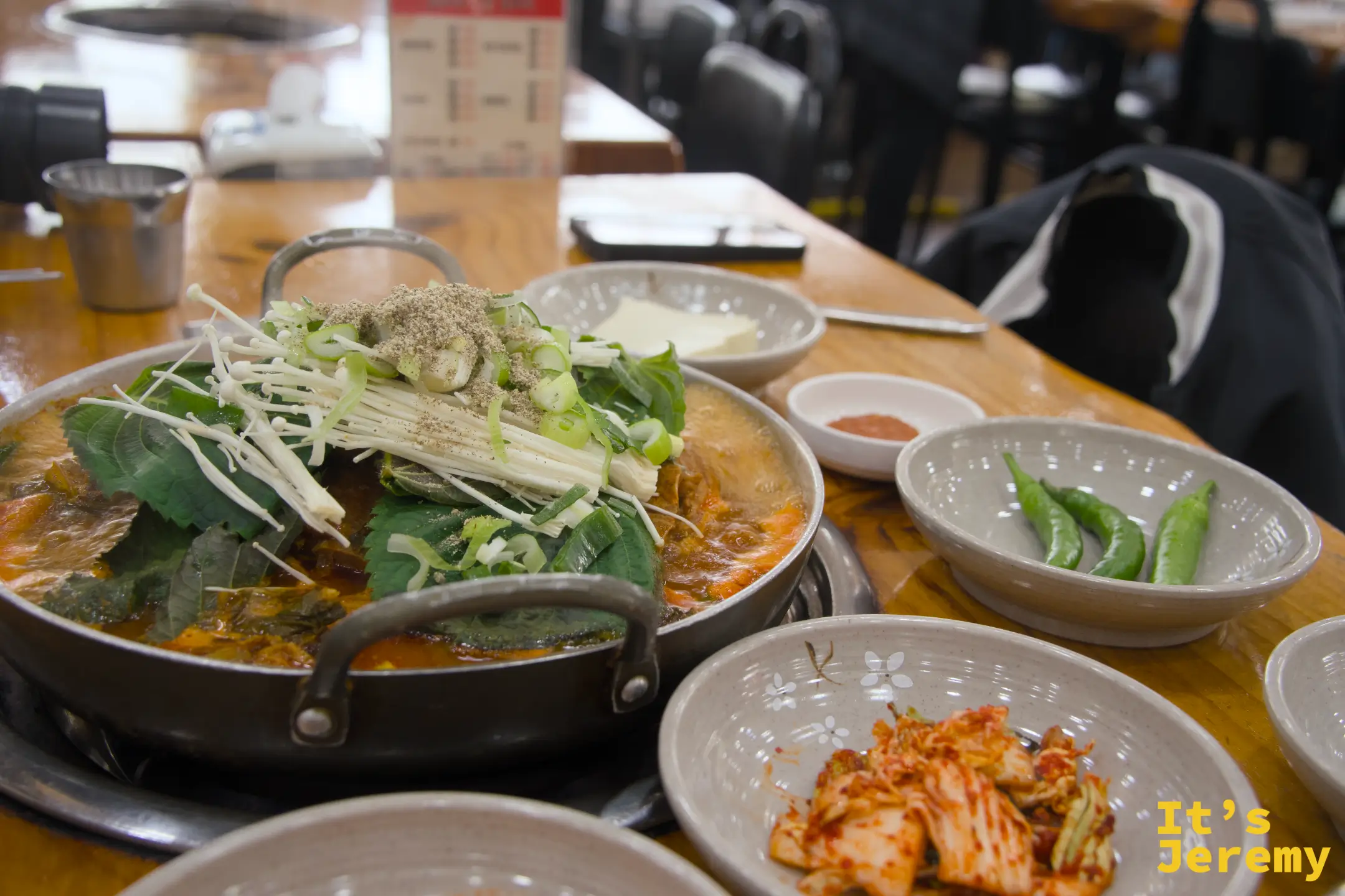 감자탕鍋配上小菜的側拍角度，整桌食材一覽