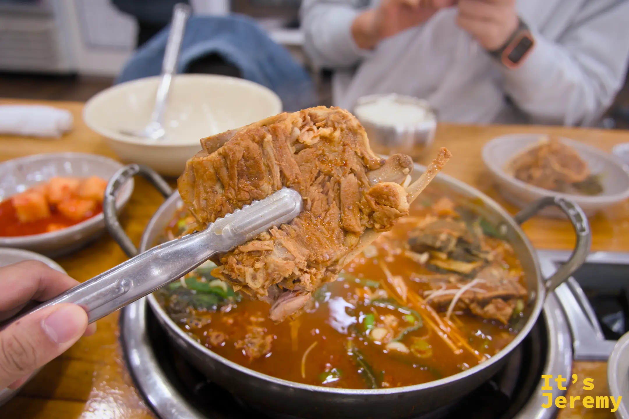 用夾子夾起豬骨肋排，骨肉分離的軟嫩狀態一目了然