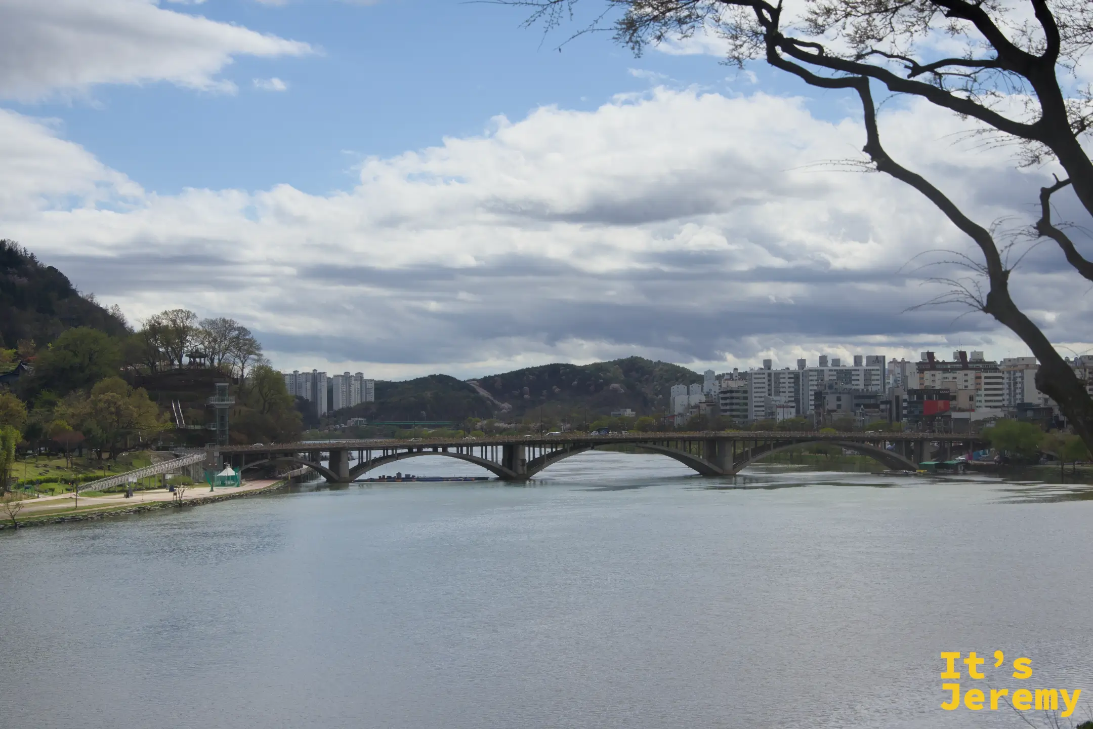 從矗石樓廊間望出的南江全景，拱形石橋橫跨河面