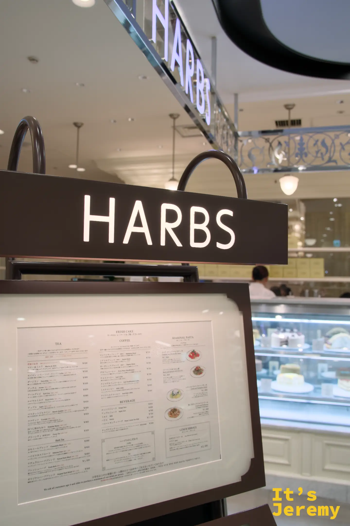 HARBS 菜單看板，涵蓋紅茶、咖啡、飲料、新鮮蛋糕與季節義大利麵的品項與價格